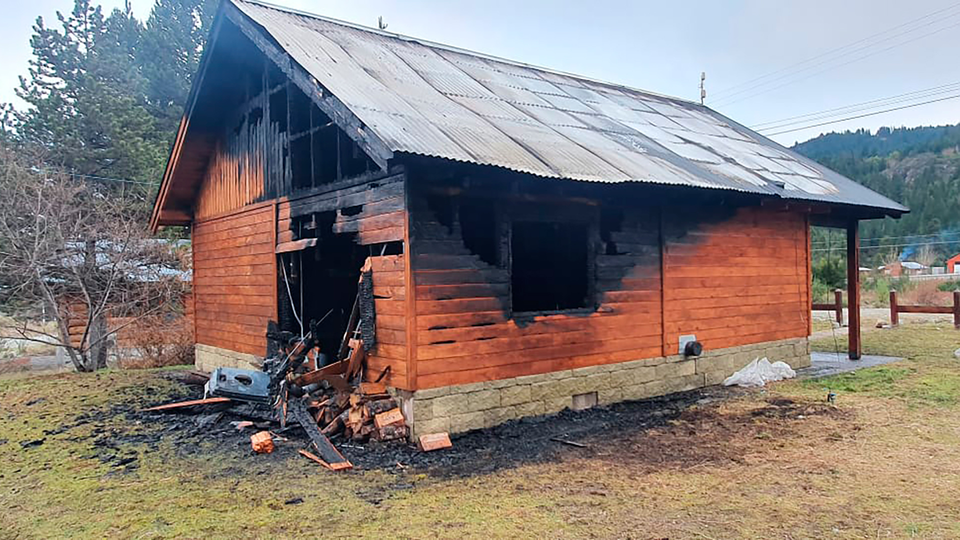 Esta madrugada una comunidad chubutense se despertó con las llamas de un incendio que devoraron una oficina de Bosques, todo apunta a los grupos mapuches revolucionarios