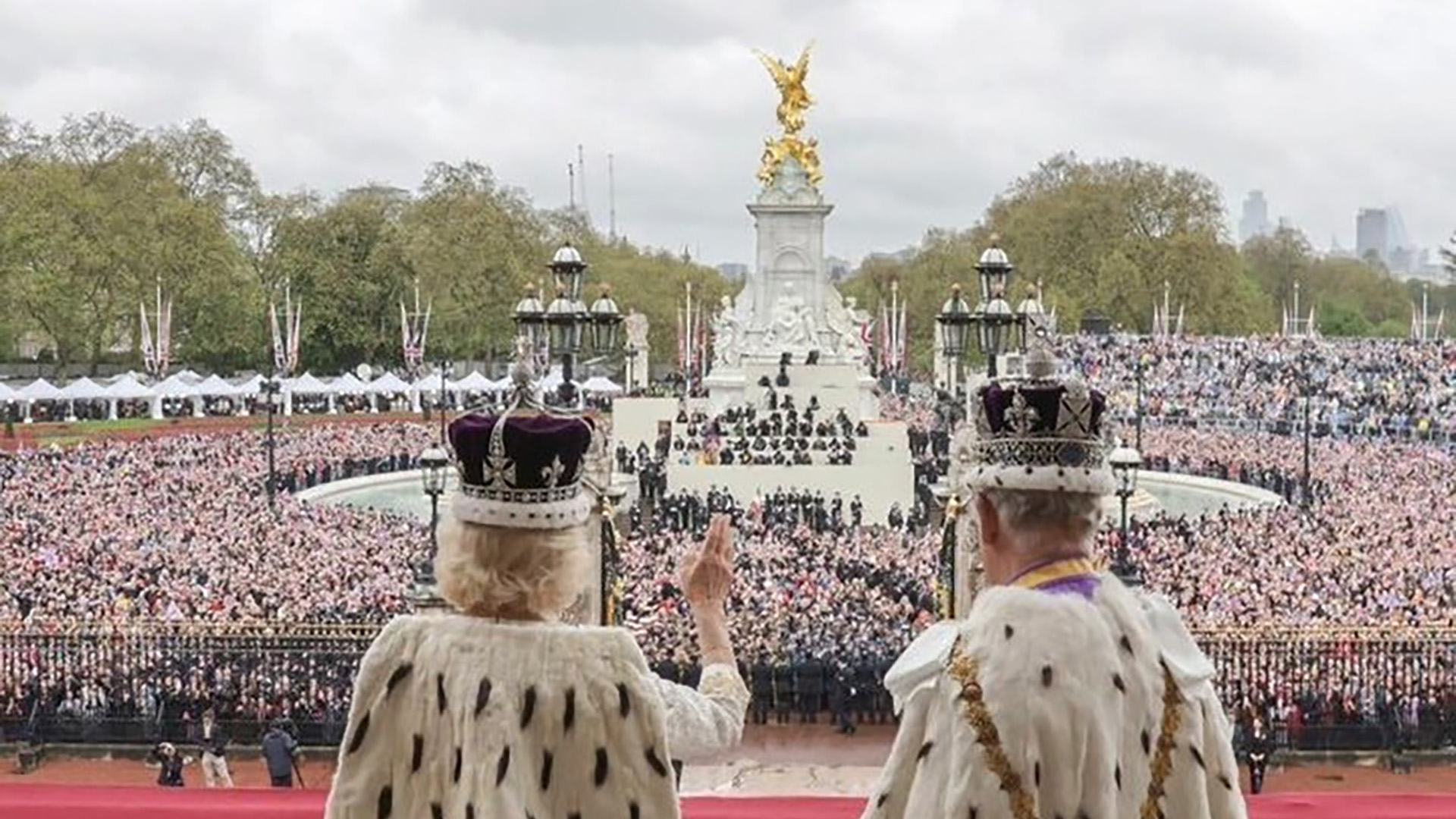 El rey Carlos III y la reina Camila saludan a la multitud luego de coronación.