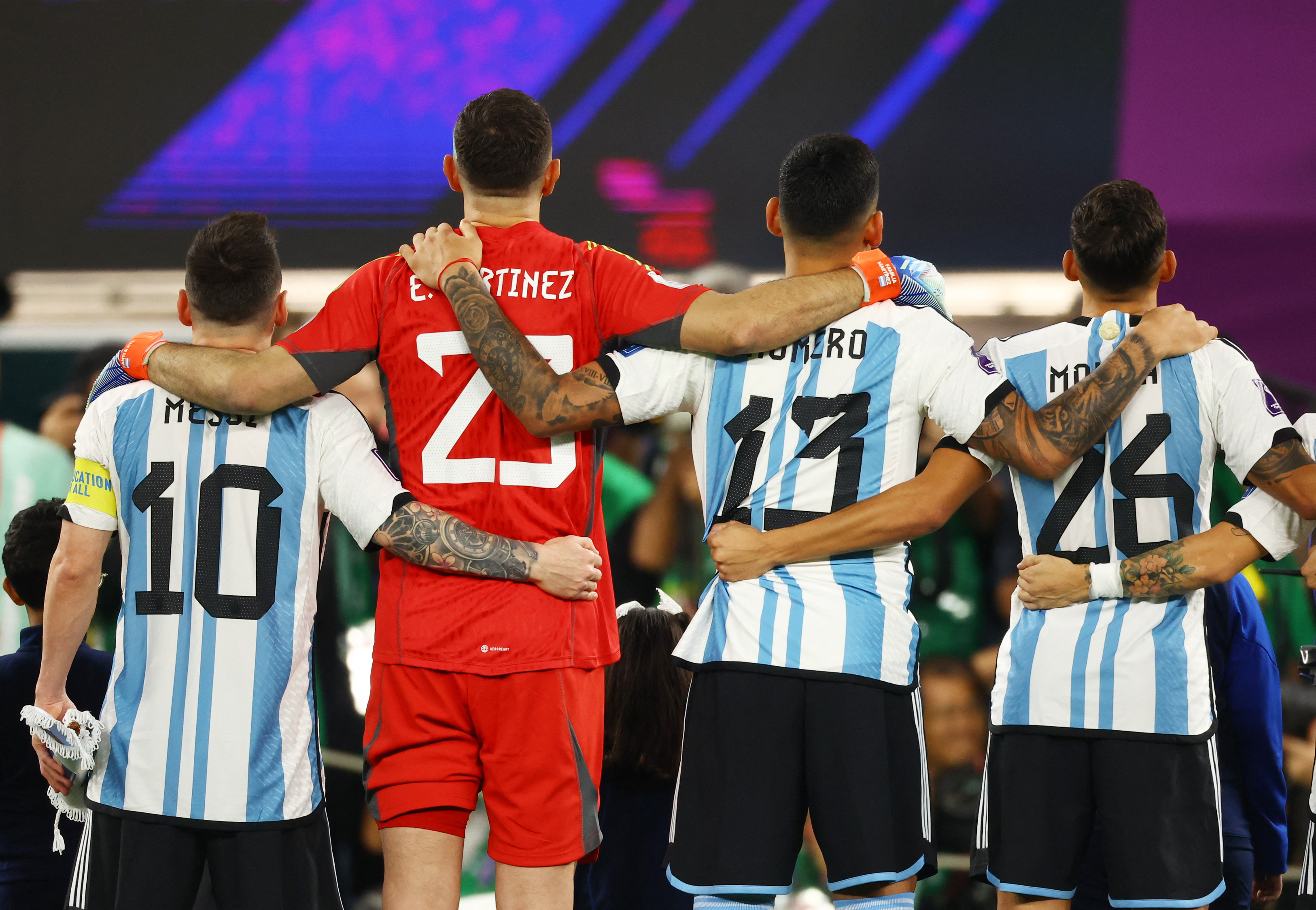 Messi y el resto de los futbolistas de Argentina durante el himno (REUTERS/Bernadett Szabo)