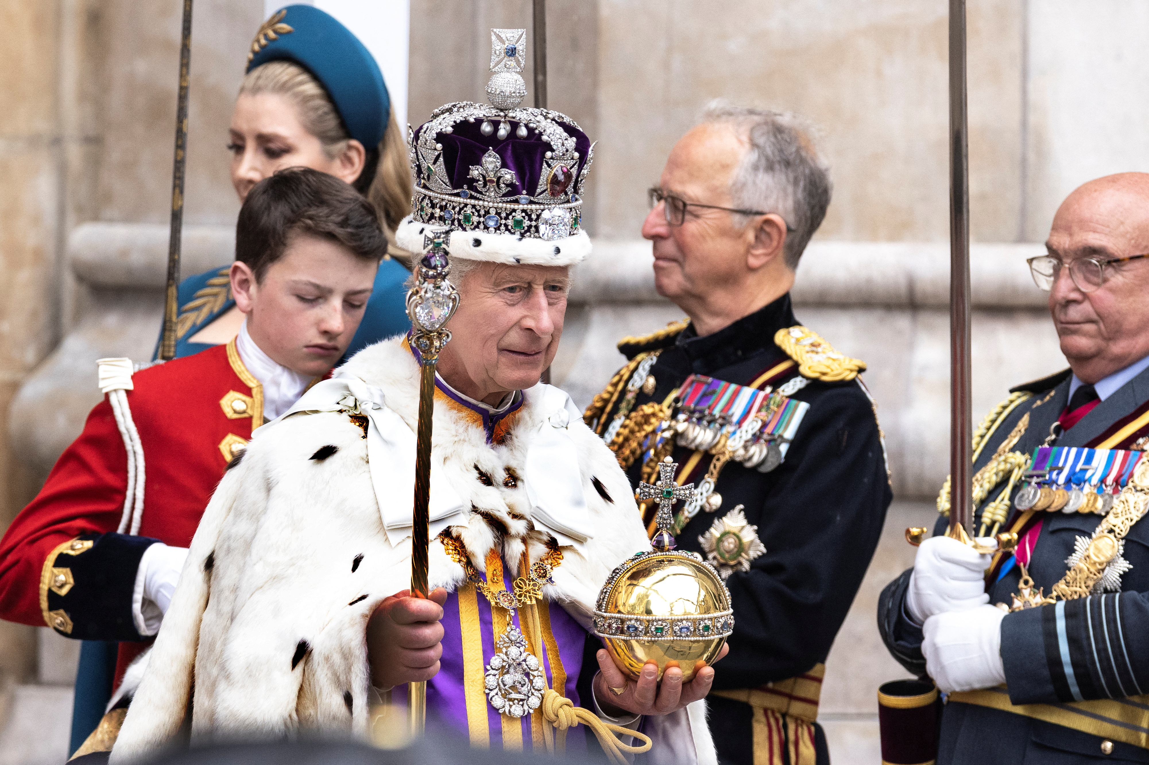 Charles fue coronado monarca del Reino Unido y otros 14 reinos de la Commonwealth el sábado, durante una ceremonia llena de rituales. (REUTERS)