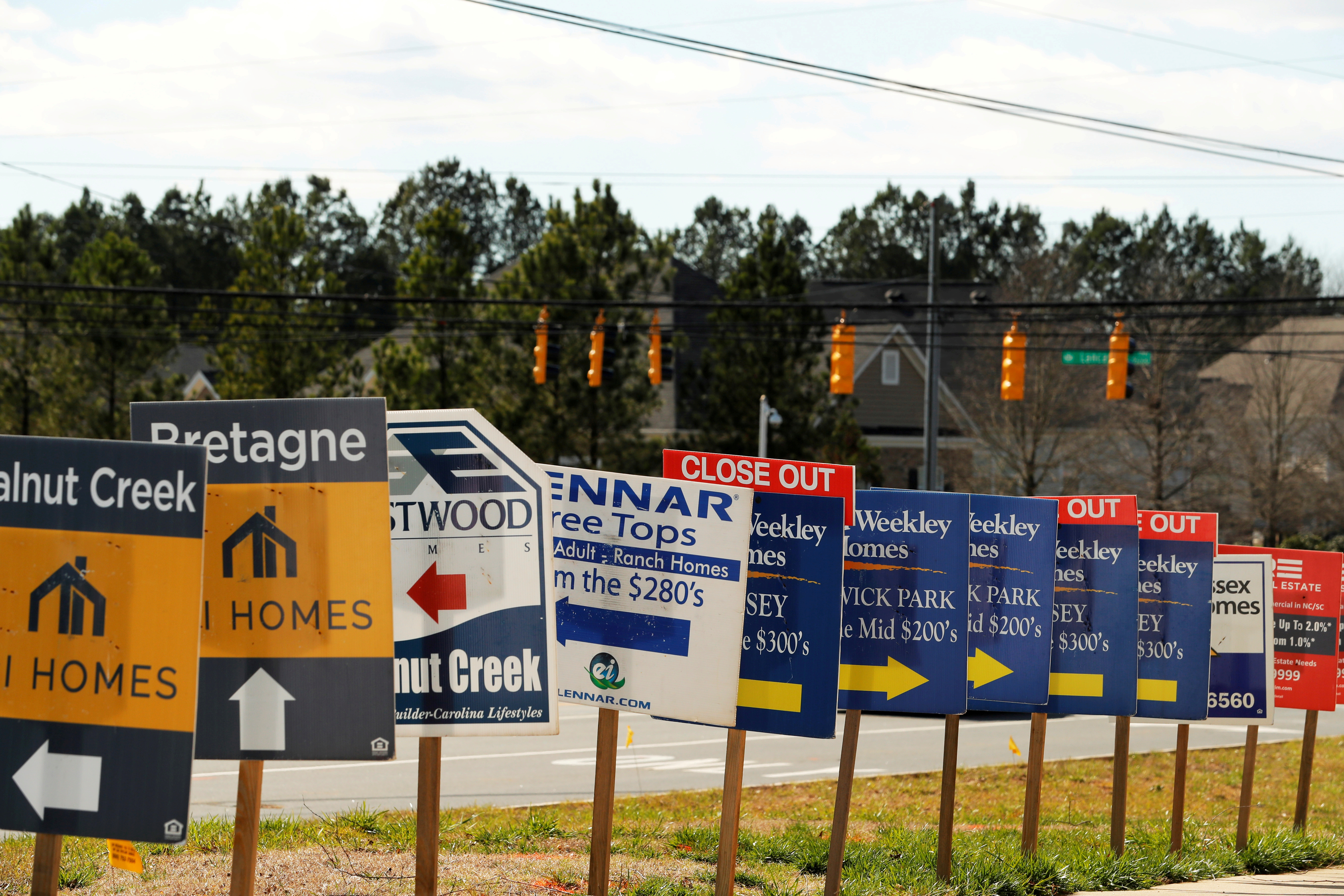 Carteles promocionan casas en venta en Carolina del Sur. REUTERS/Lucas Jackson