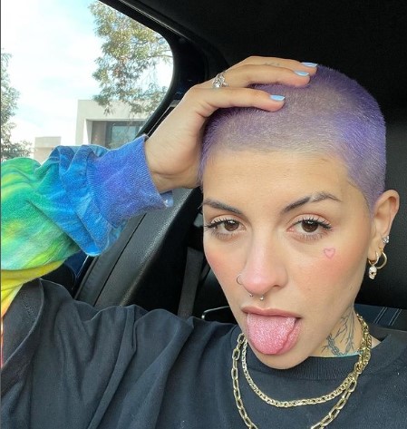 La artista lució el pelo corto y morado, como ahora luce Nodal (Foto: Instagram)