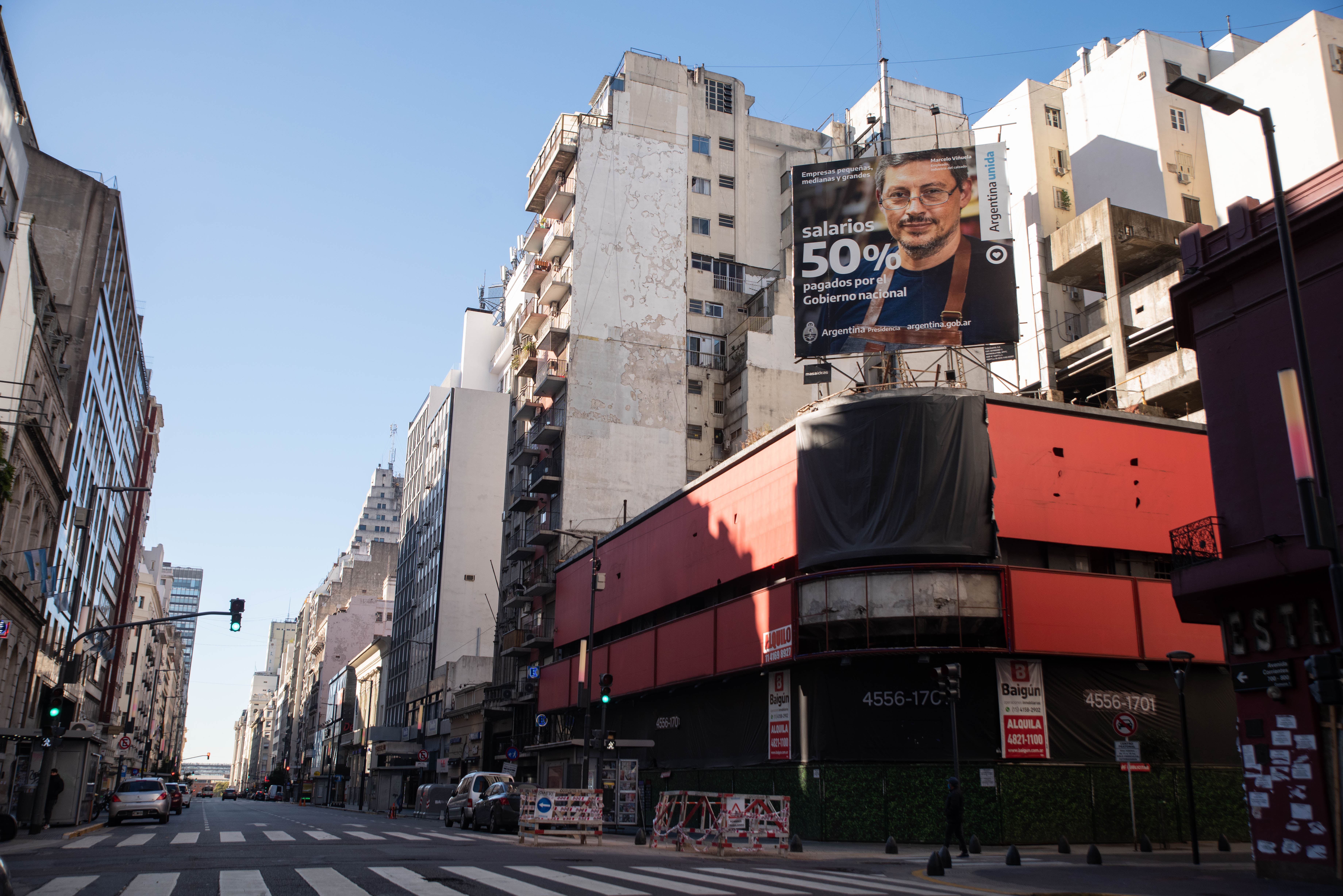 Cartelería vacía en las calles céntricas de la Ciudad de Buenos Aires, en uno de los principales puntos de circulación peatonal.