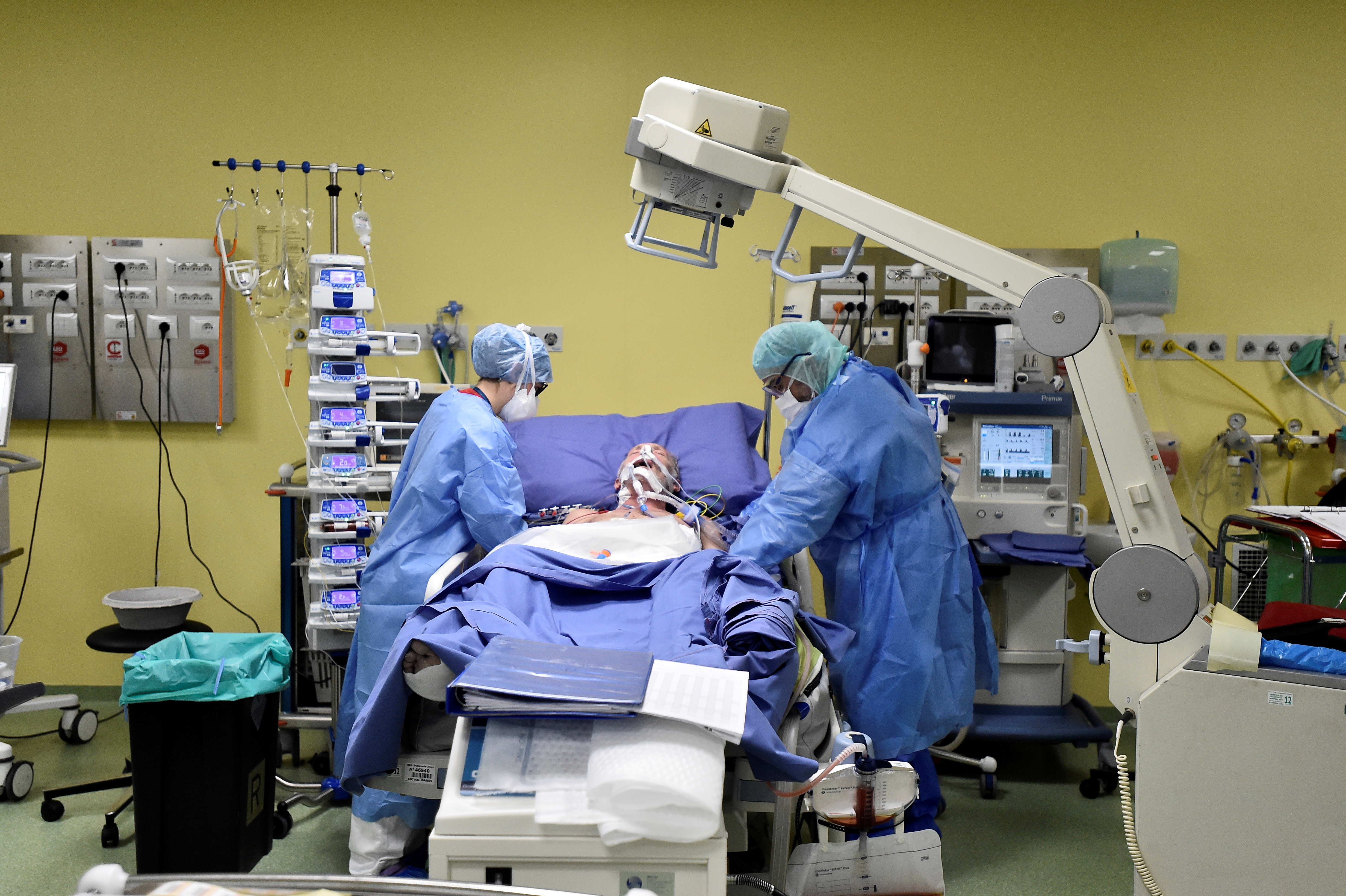 Un paciente con COVID-19 lucha por su vida en el hospital San Rafael de Milán, Italia - REUTERS/Flavio Lo Scalzo