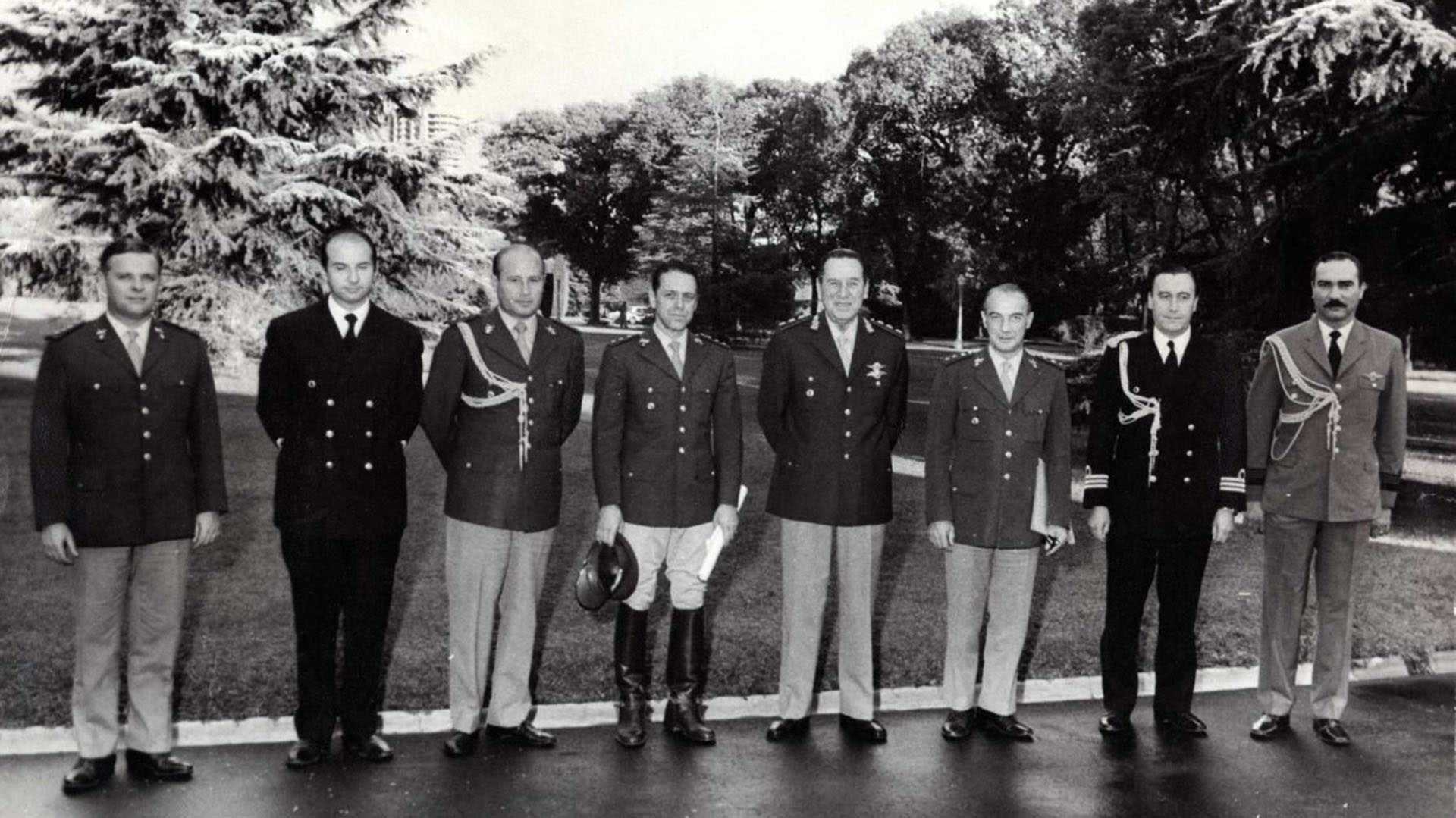 El presidente Juan Domingo Perón acompañado por su Estado Mayor íntimo