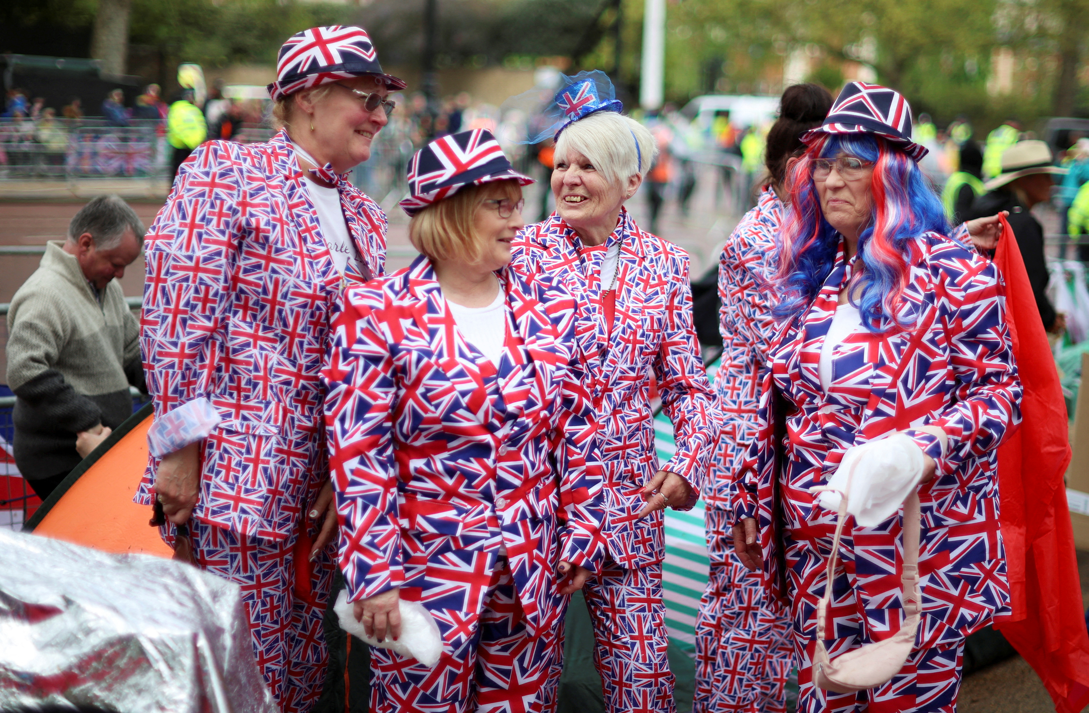 Con trajes de la bandera británica un grupo de ciudadanos se reunía frente al Palacio de Buckingham antes de la coronación del rey Carlos y Camila, reina consorte de Gran Bretaña, en Londres., May 5, 2023. REUTERS/Phil Noble    