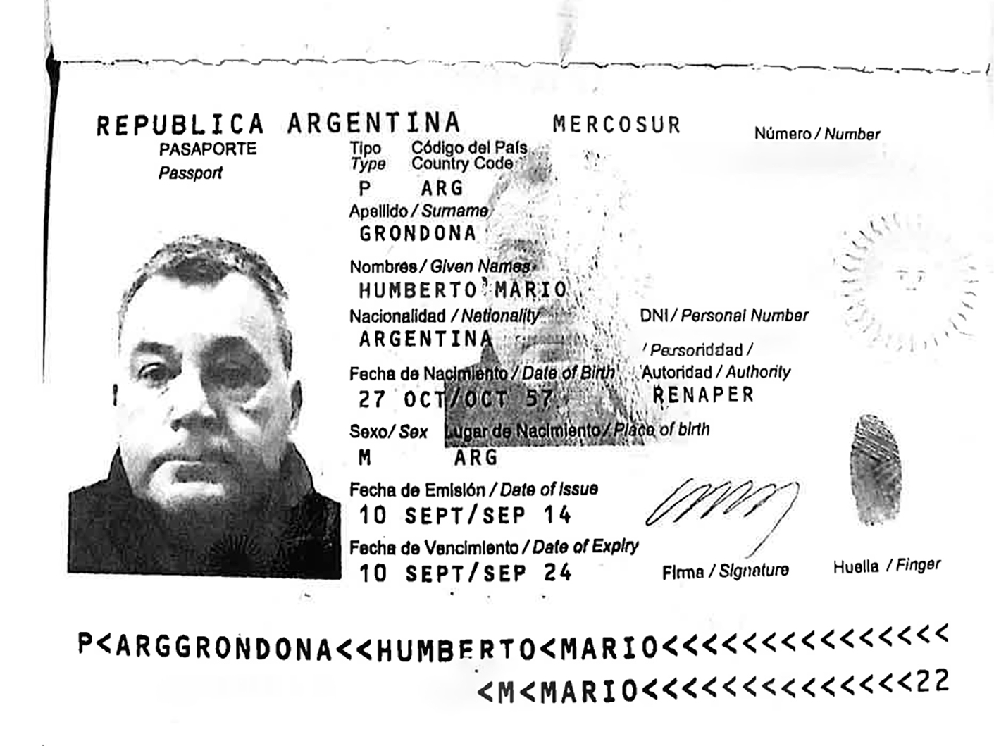 Copia del pasaporte de Humberto Grondona que figura entre los documentos de Pandora Paers