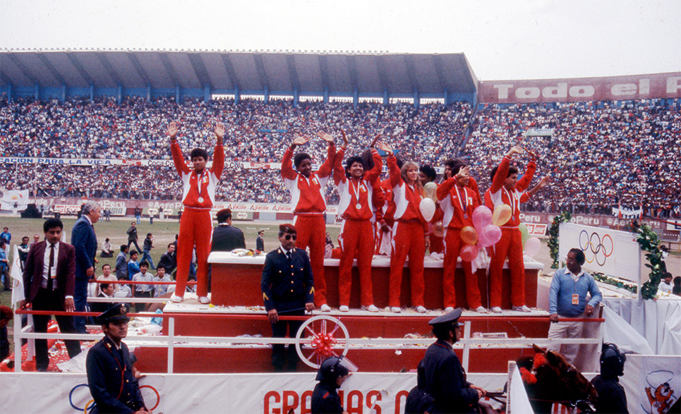Poco más de 45 mil personas recibieron a las chicas en el Estadio Nacional, quienes dieron tres vueltas olímpicas (FPV).