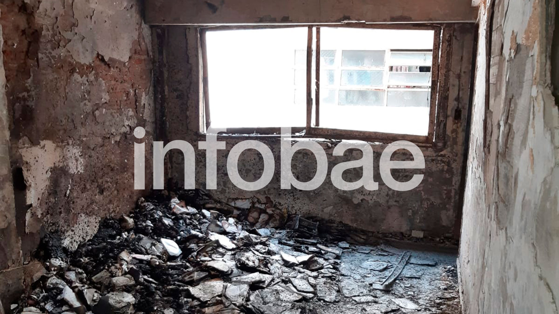 Algunos de los vecinos alcanzados por las llamas pedían auxilio a través de las ventanas, pero lamentablemente se confirmaron las muertes de cuatro menores y una mayor (Infobae)