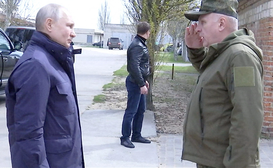 Putin escucha al coronel Oleg Makarevich en su visita al Grupo Dnieper en Kherson (Kremlin/Reuters)