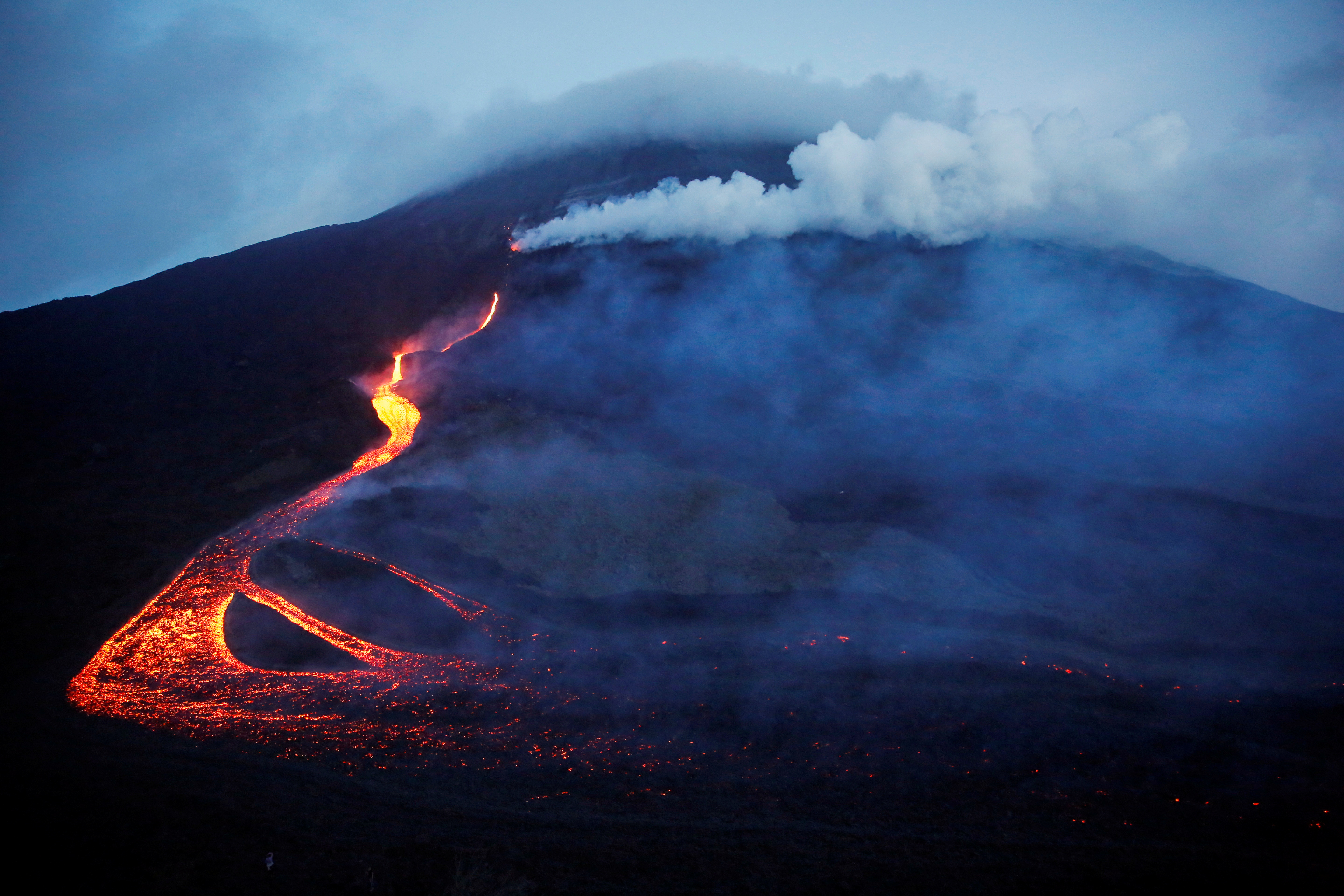 El volcán provoca una “fuente incandescente” de lava que sobrepasa los 500 metros sobre el cráter, agregó el Insivumeh. (ARCHIVO/Reuters)