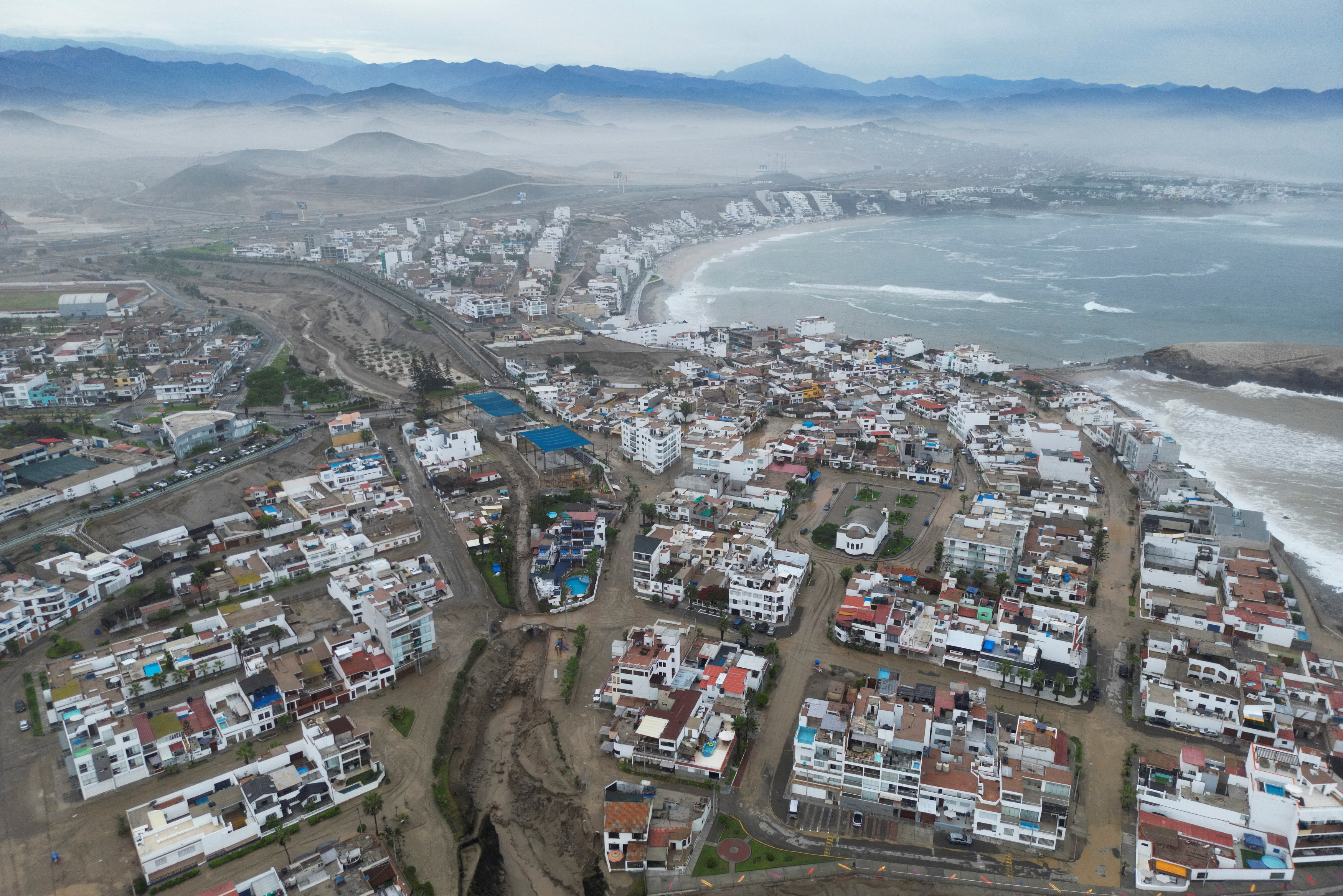 Un deslizamiento de lodo provocado por el ciclón Yaku cubre las calles del balneario de Punta Hermosa, en las afueras de Lima. (REUTERS/Sebastian Castaneda)