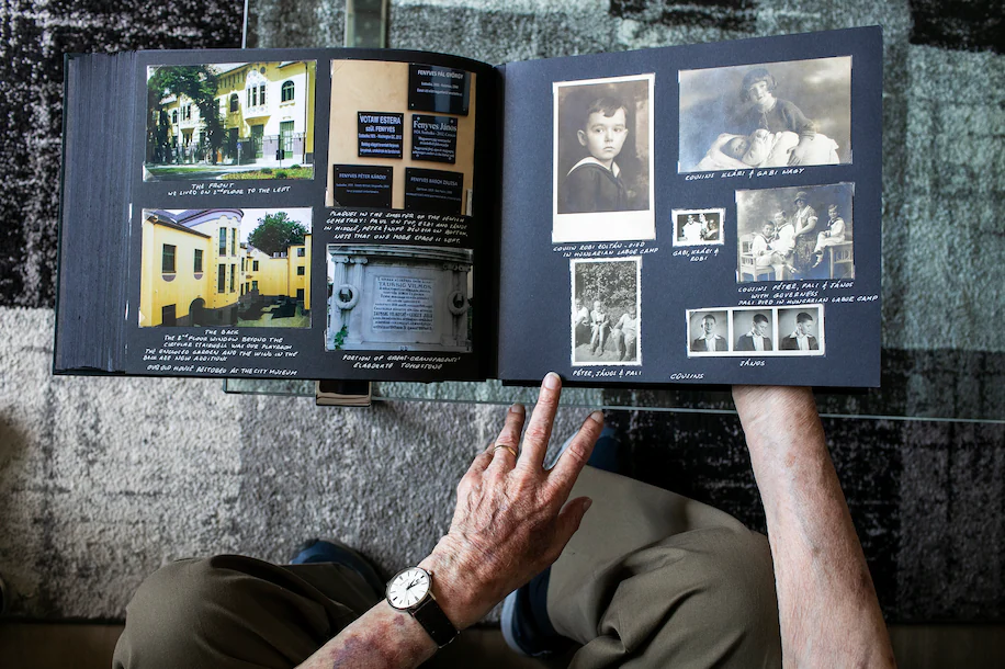La casa de la infancia de Steven Fenves, a la izquierda en su álbum de fotos familiar, se ha convertido en un museo en Subotica. (Deb Lindsey para The Washington Post)