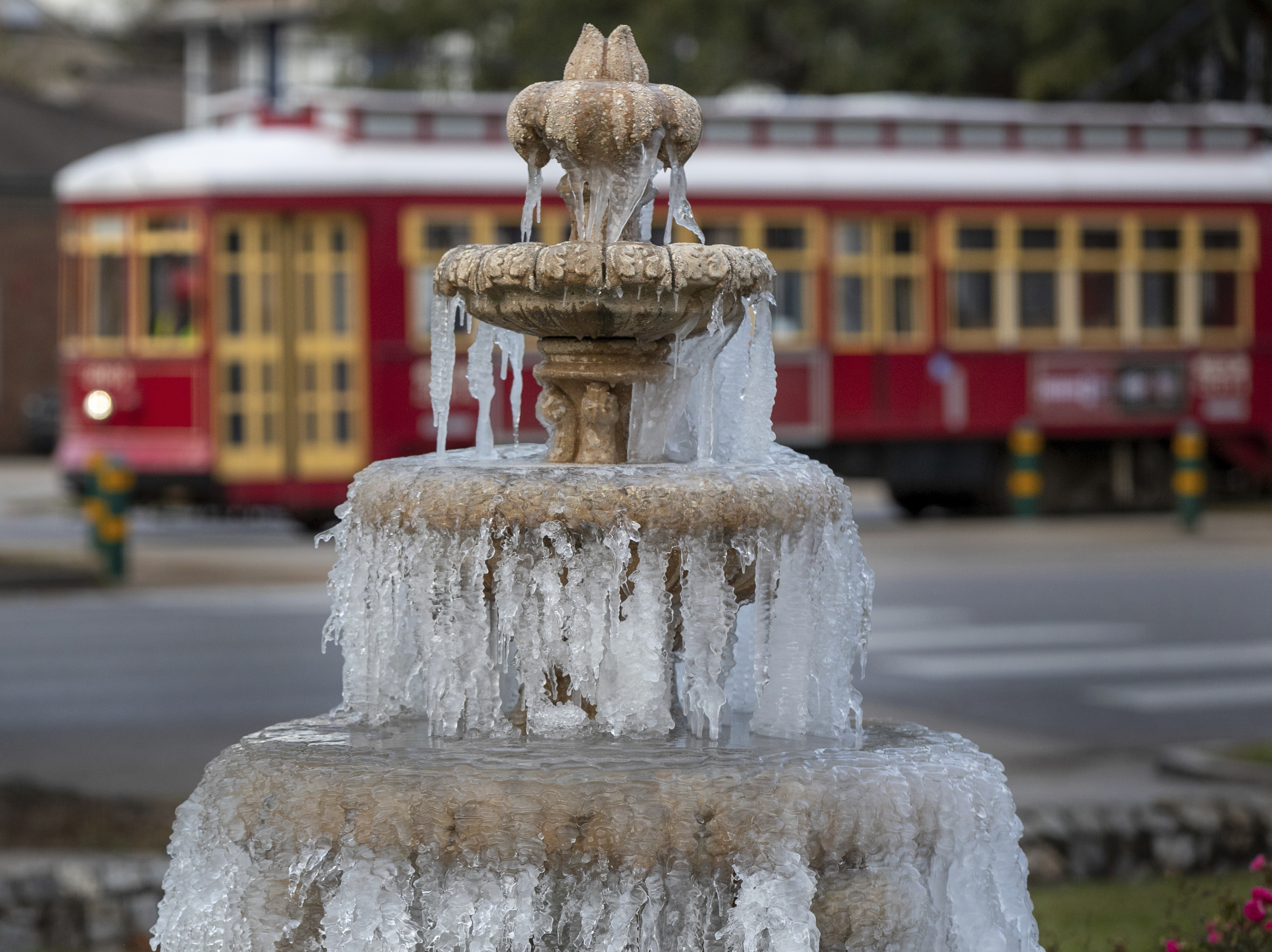 La fuente está congelada mientras las temperaturas rondaban los bajo cero en la funeraria Jacob Schoen & Son en Nueva Orleans, el sábado. 