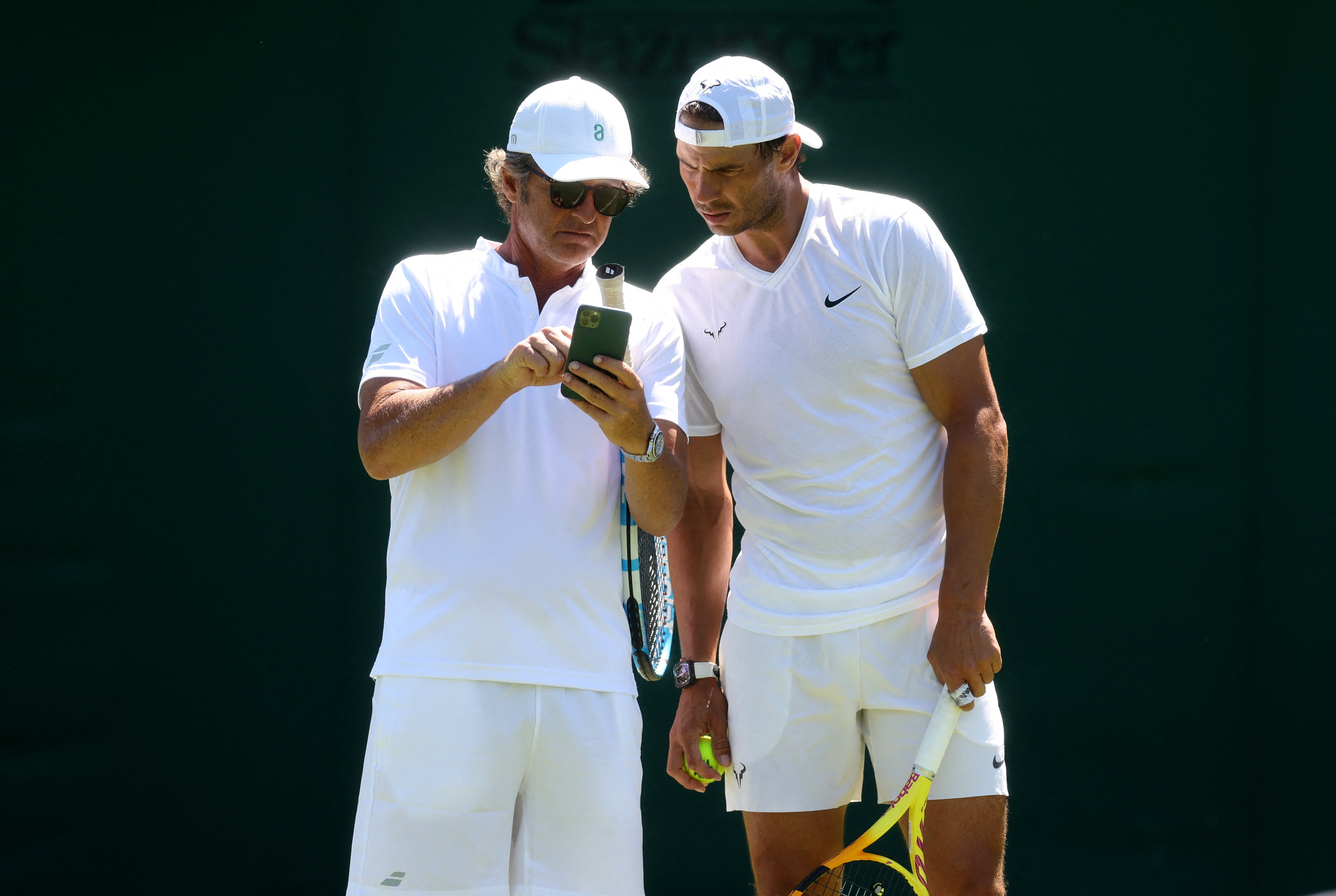 Rafa y Toni durante una práctica en Wimbledon 