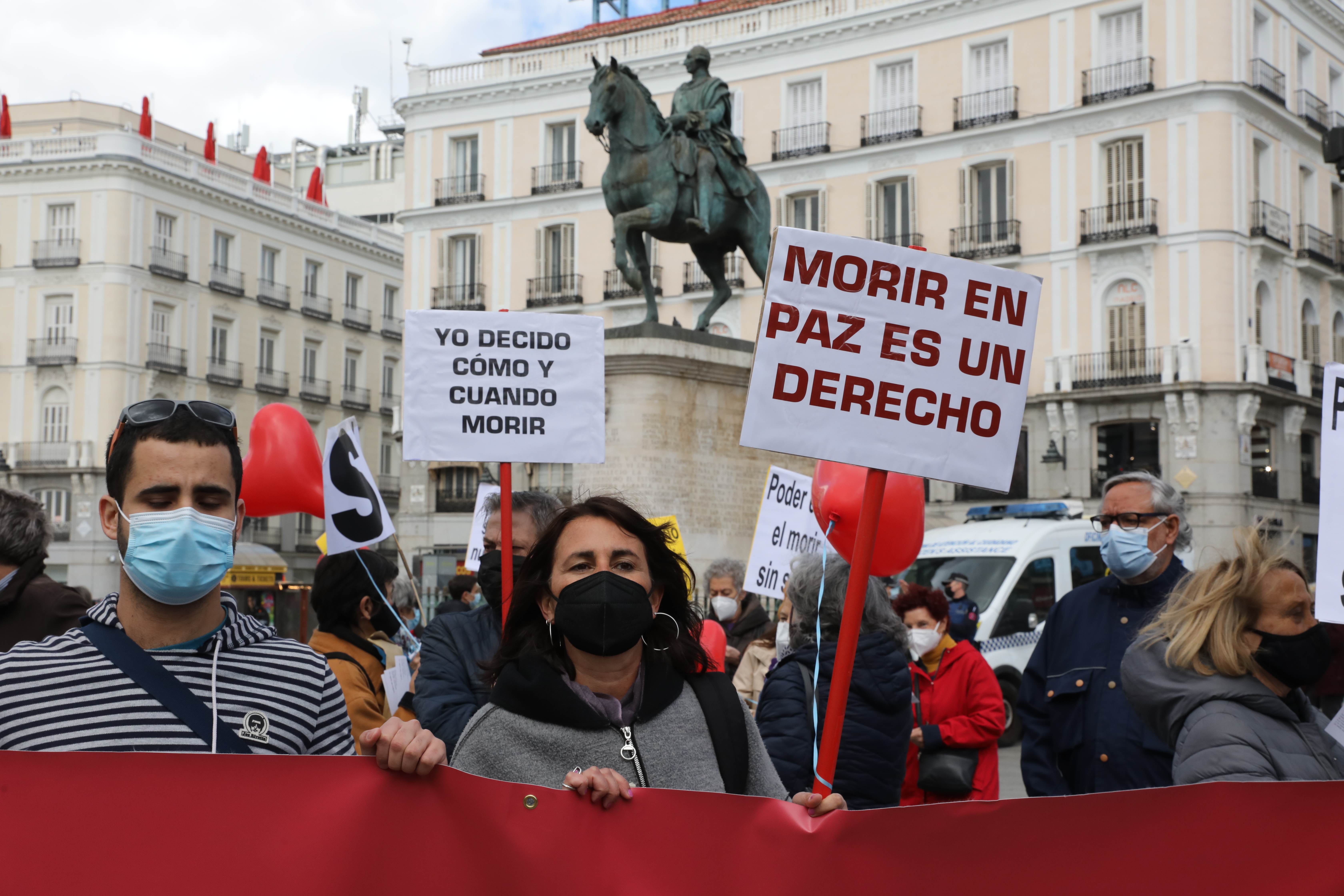 Una mujer con un cartel en el que se lee: "Morir en paz es un derecho" durante una concentración en la Puerta del Sol, en Madrid, España. La ley entró en rigor el viernes 25 de junio (Europa Press)
