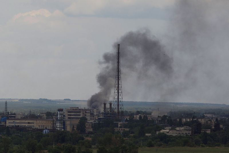 Una columna de humo después de un ataque militar en un complejo de la Planta Química Azot de Severodonetsk, mientras continúa el ataque de Rusia a Ucrania, en Lisichansk, región de Lugansk