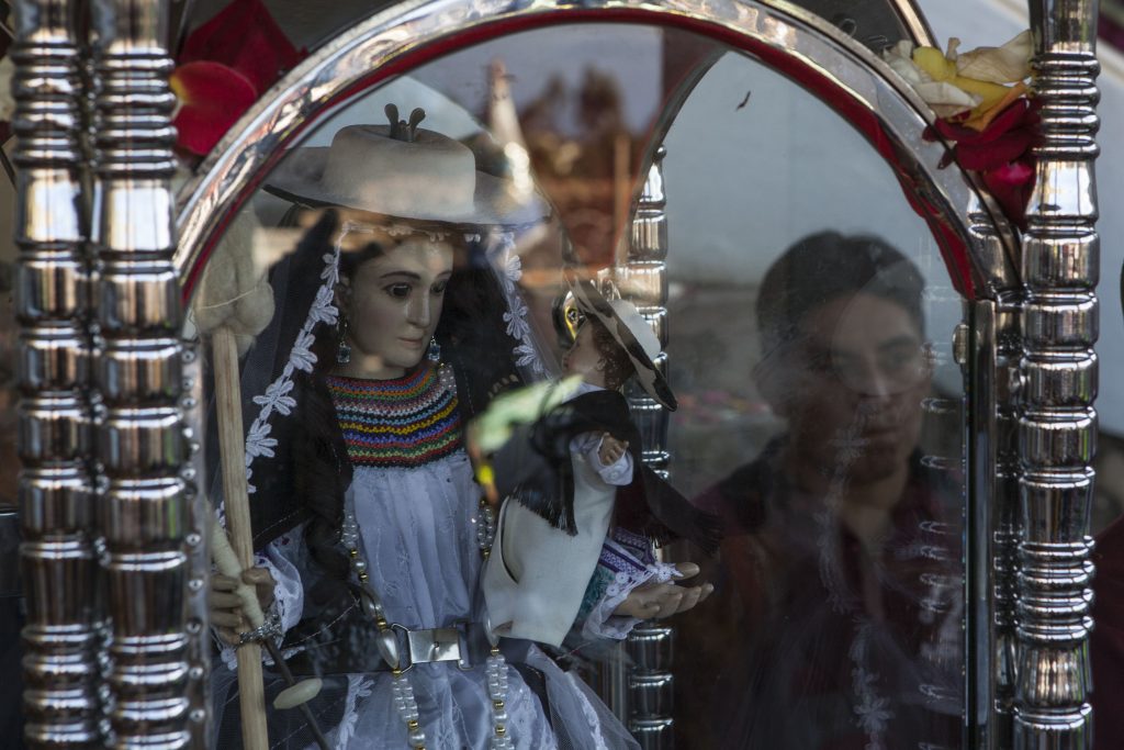 La imagen de la Virgen de El Cisne mide 65 centímetros y se transporta en una urna blindada. (Ecuador Travel)