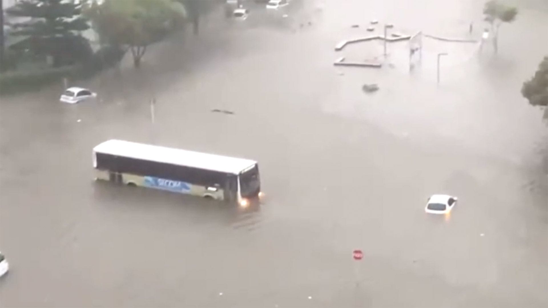 Luego de una ola de calor que registró las temperaturas más altas en la historia del país, una tormenta eléctrica generó inundaciones en la capital uruguaya