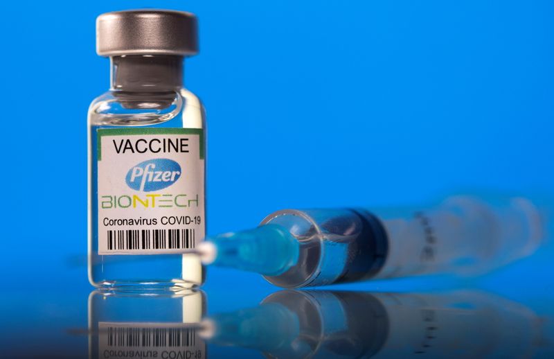 El Centro Médico Maccabi anunció que una tercera dosis de la vacuna COVID-19 de Pfizer / BioNTech logró una efectividad del 86% en personas mayores de 60 años ( REUTERS/Dado Ruvic/Ilustración/)
