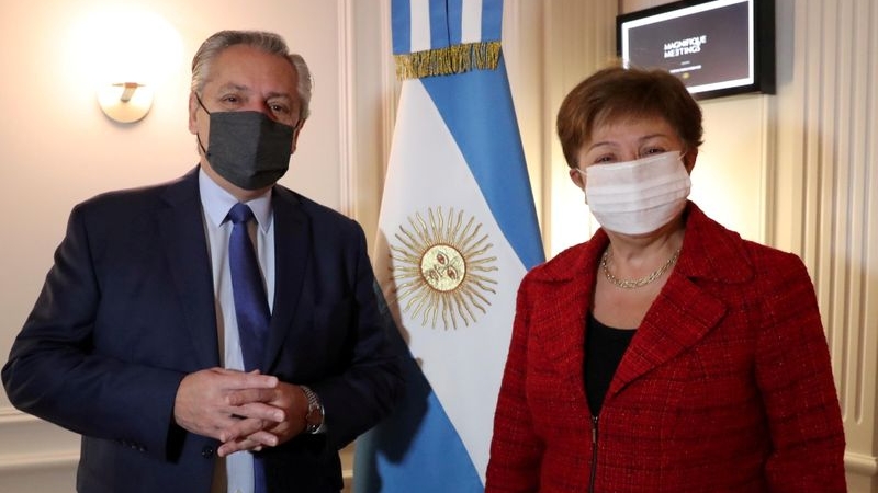 FOTO DE ARCHIVO: El presidente de Argentina, Alberto Fernández, posa junto a la directora gerente del Fondo Monetario Internacional (FMI), Kristalina Georgieva REUTERS