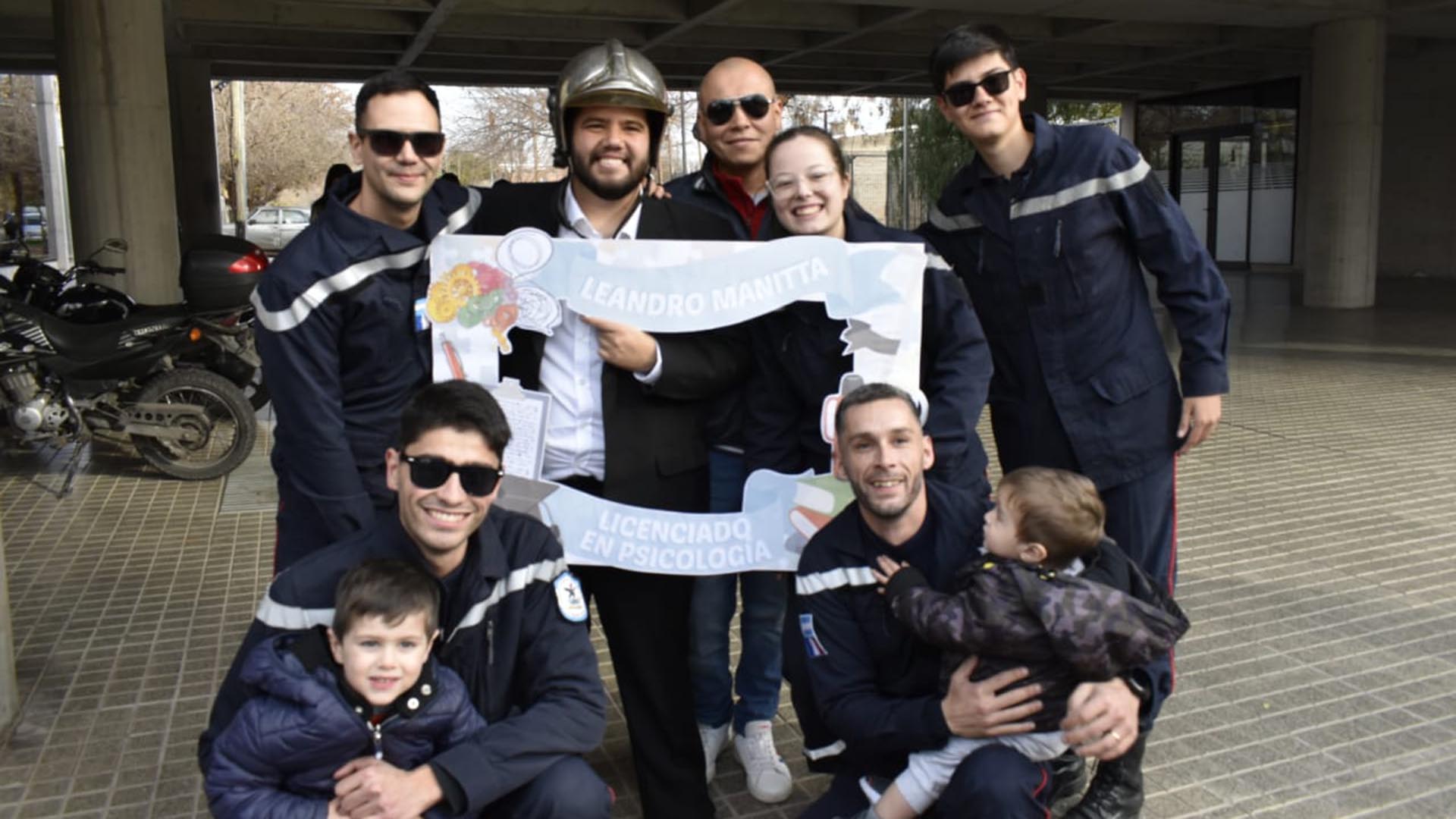 La sorpresa de los bomberos lo emocionó hasta las lágrimas