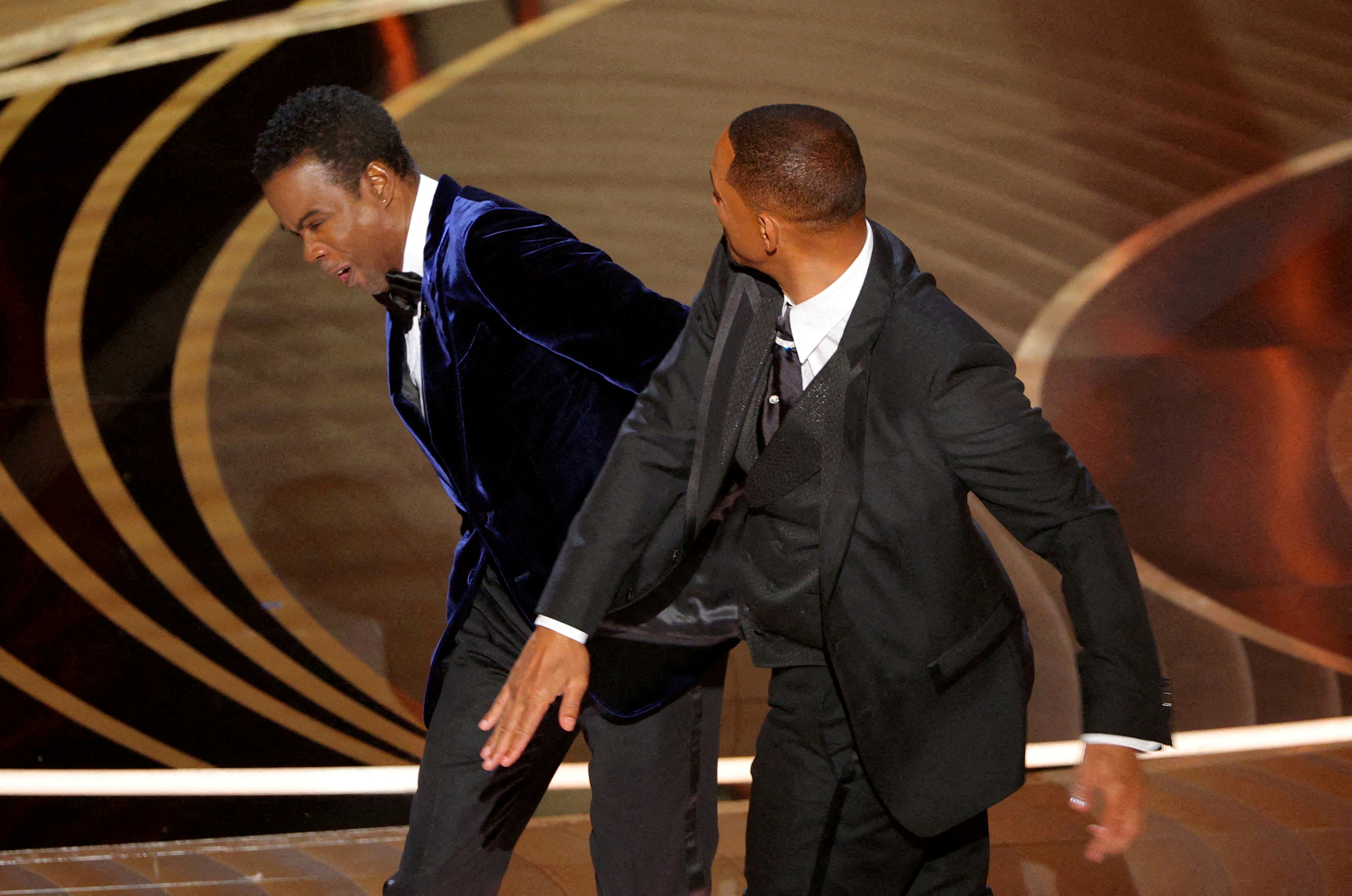 Will Smith golpea a Chris Rock en la 94° entrega de los Premios Óscar en California, EEUU (REUTERS/Brian Snyder)