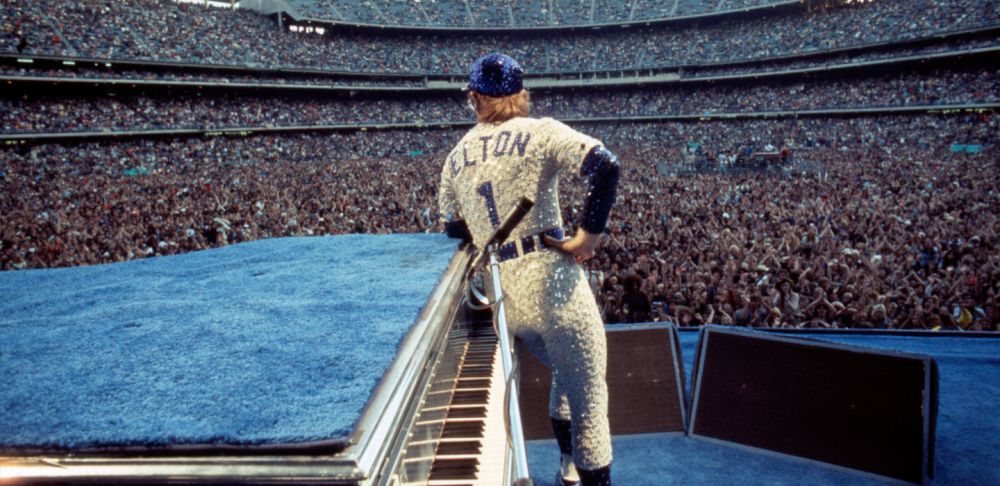 Elton John celebró uno de sus conciertos más incónicos en 1975 en el estadio de los Dodgers. En esta ocasión, usó su icónico uniforme de los Dodgers cubierto de lentejuelas (Foto: Elton John/Terry O'Neill)