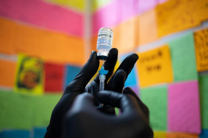 Un médecin retirant une dose du vaccin de rappel de Moderna contre les sous-variantes d'omicron BA.4 et BA.5 (REUTERS/Hannah Beier)