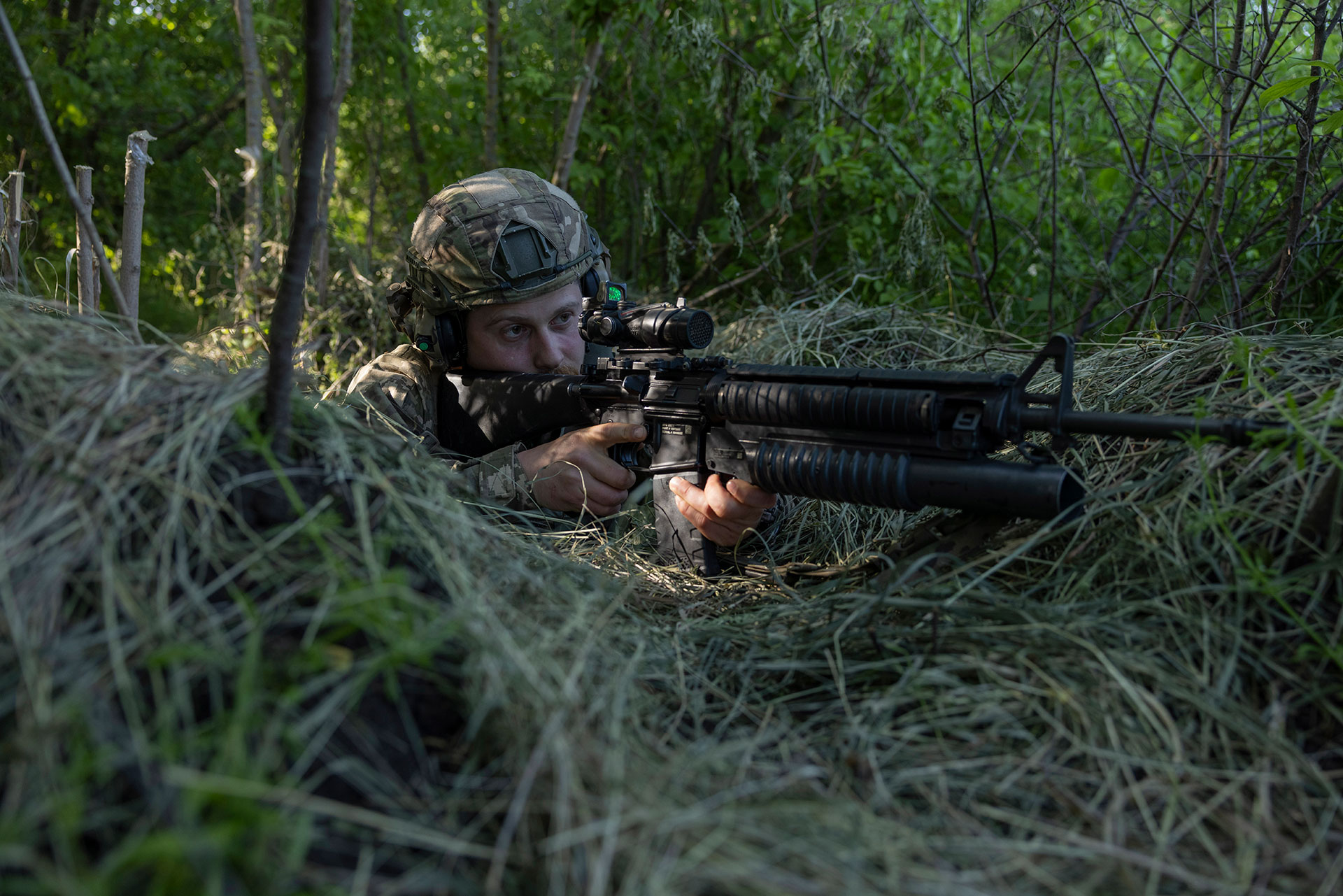 Un soldado de 32 años cuyo indicativo es Luke apunta un M16 con un lanzagranadas (Fotografía para The Washington Post de Heidi Levine)