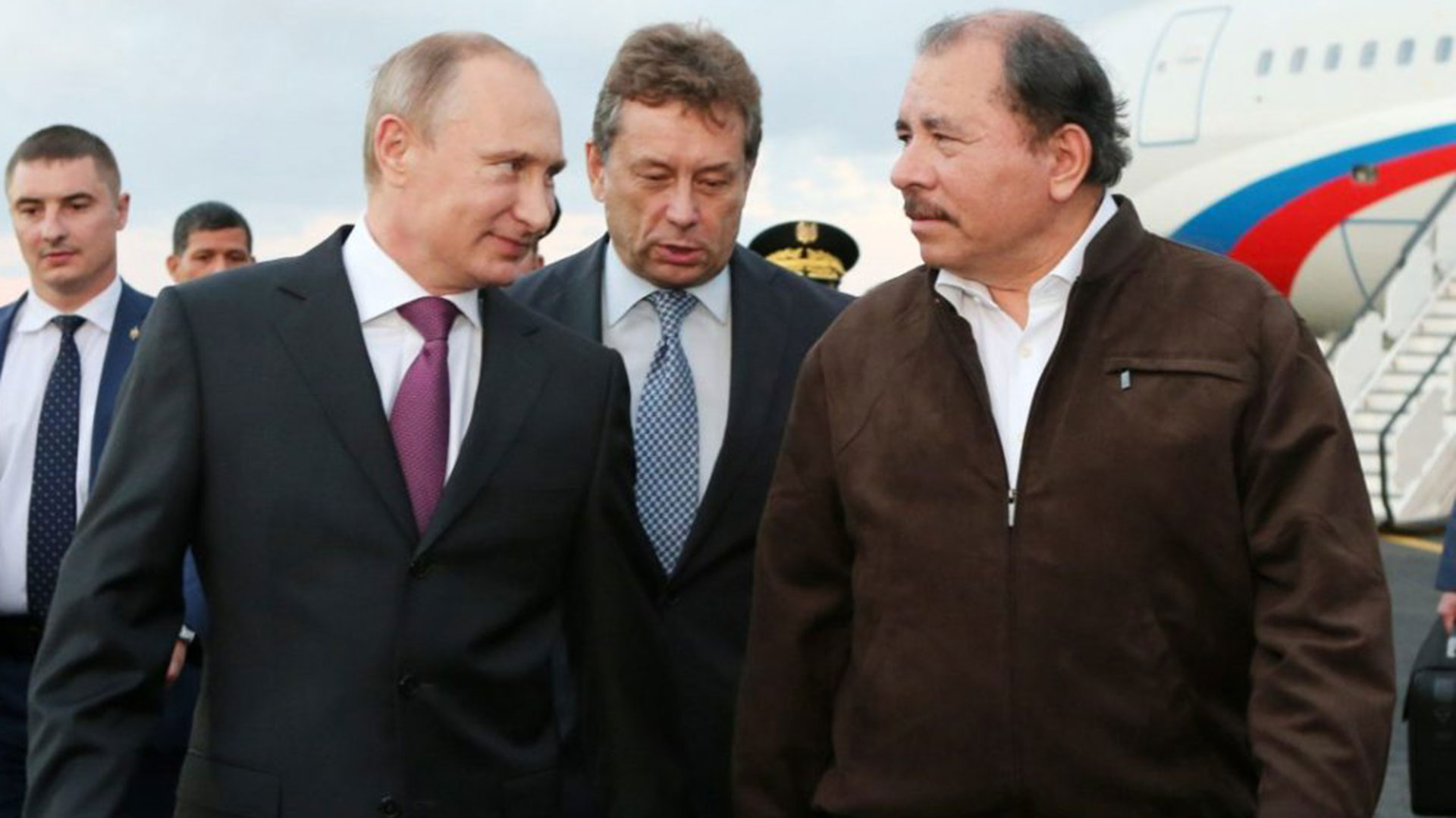 Daniel Ortega recibe a su homólogo de Rusia, Vladimir Putin en el Aeropuerto internacional de Managua en julio de 2014 (Foto: EFE)