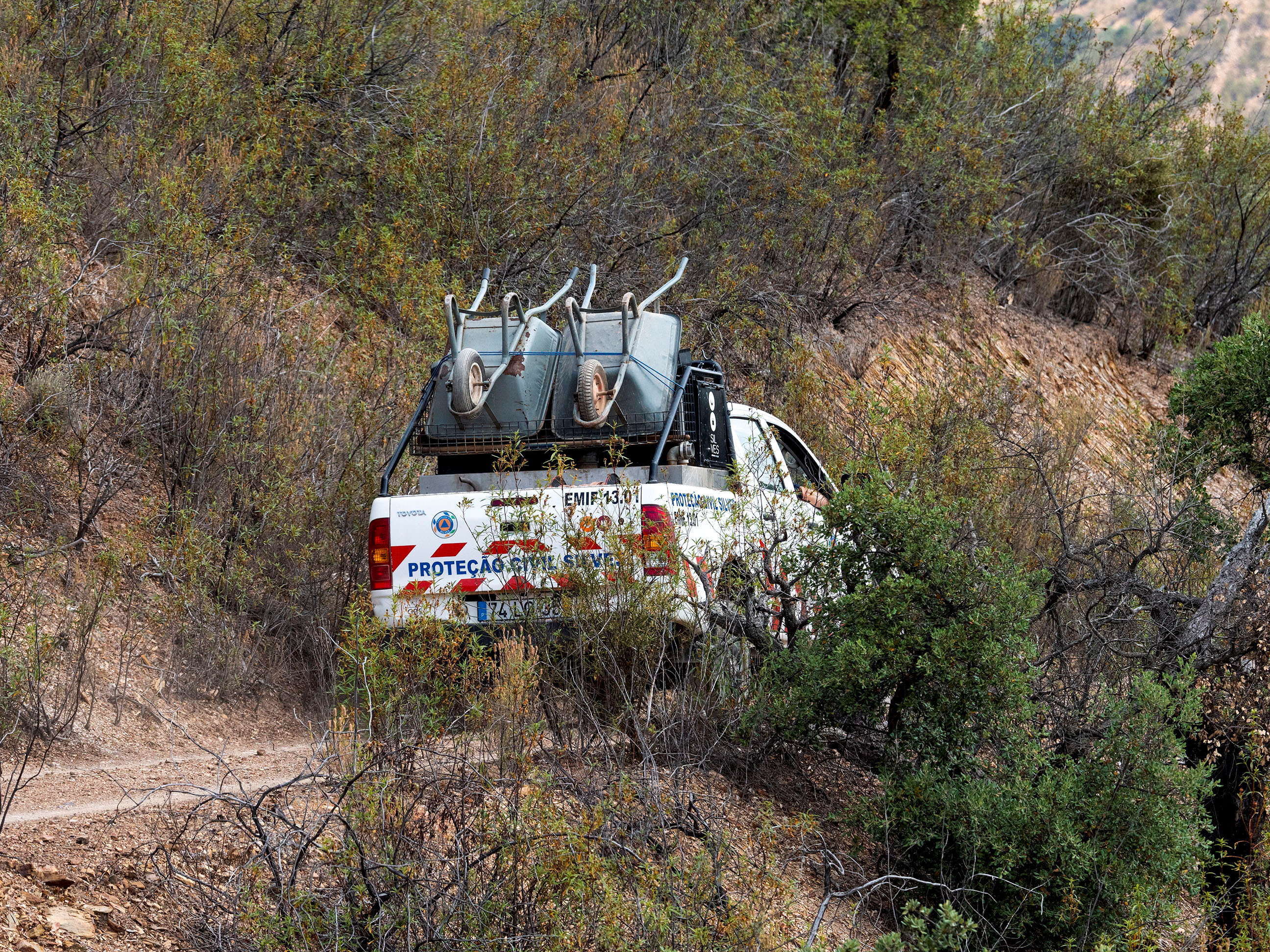 Un vehículo de los Servicios de Emergencia de Portugal lleva carretillas en el sitio de la búsqueda (REUTERS/Luis Ferreira)