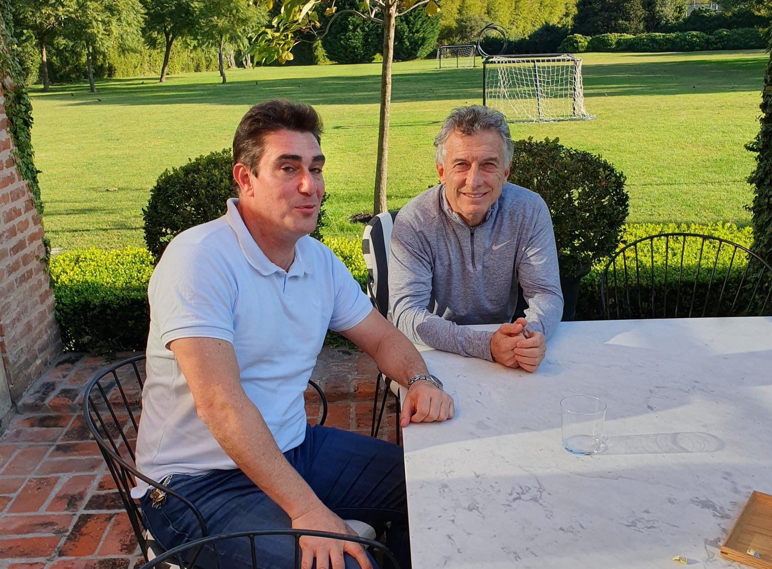 The mayor of Capitán Sarmiento, Javier Iguacel, enabled the possibility of disaffiliating from IOMA and choosing another provider.  In the photo, with former President Mauricio Macri