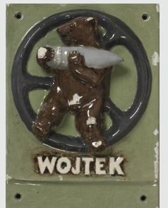 Placa que usó el batallón de Wojtek. En ella se ve a un oso pardo parado sobre sus patas traseras sosteniendo un gran proyectil de artillería.  (Foto: Imperial War Museums)