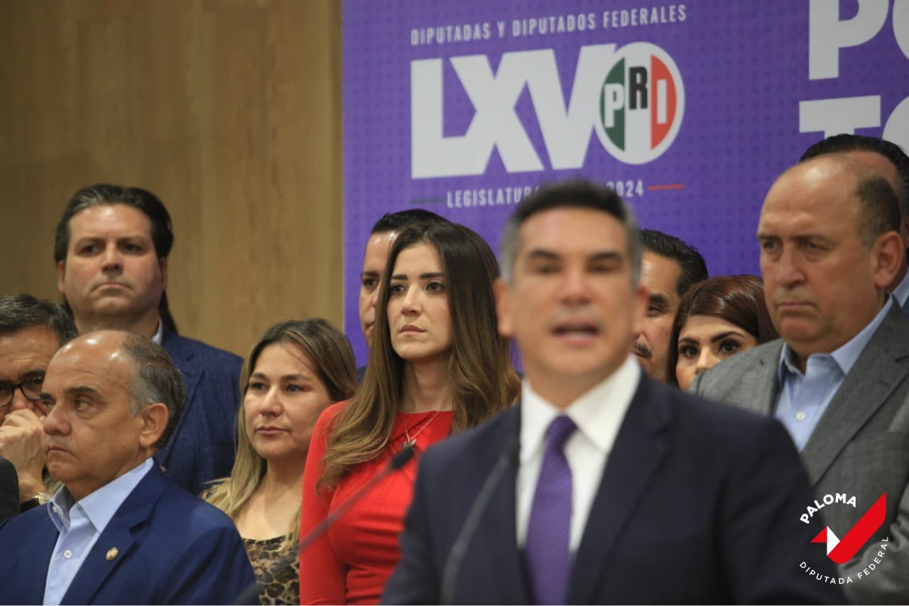 Sánchez escucha un discurso de su polémico dirigente, Alejandro Moreno (Foto: Twitter/palomaSnchez)