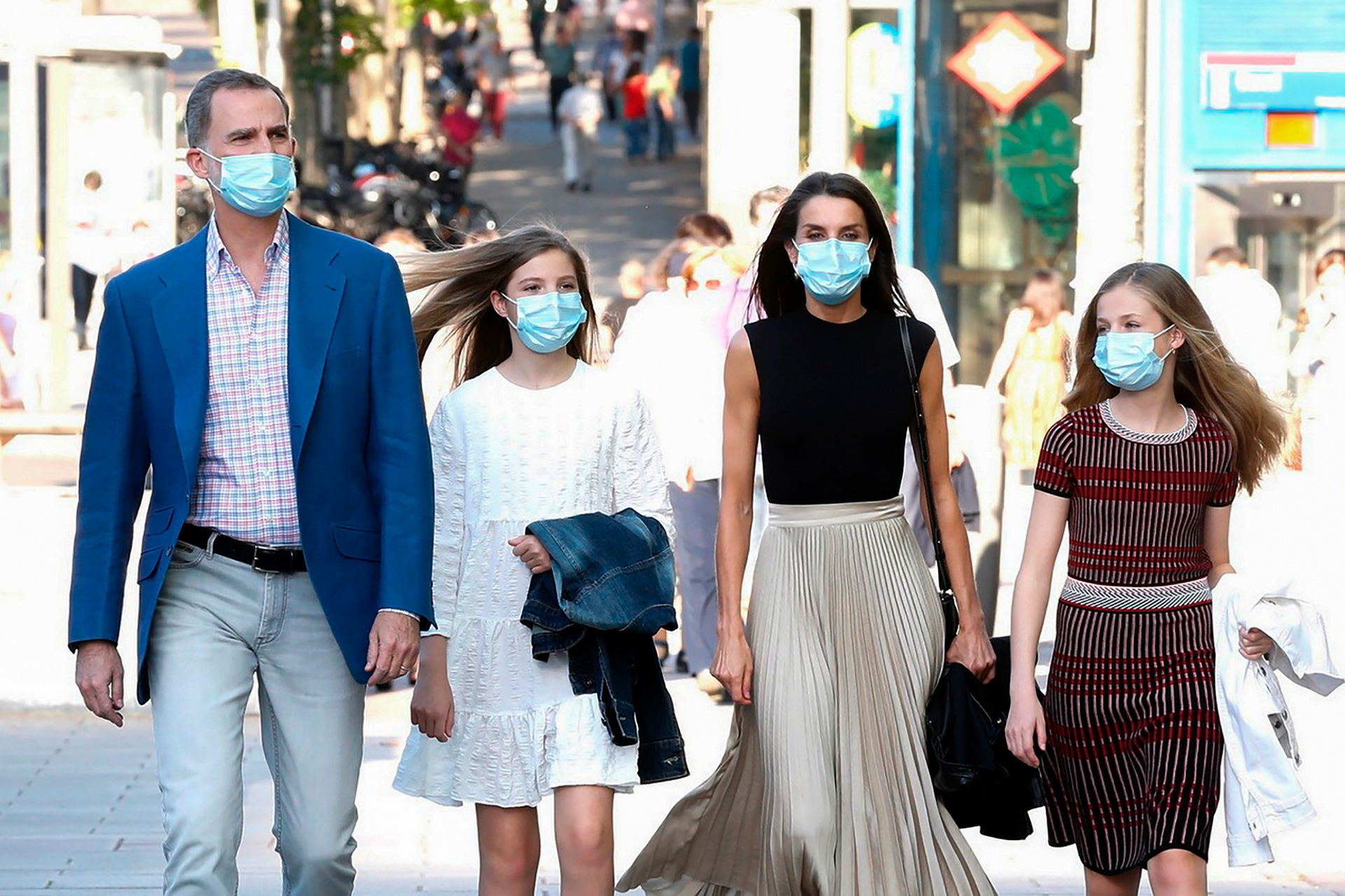 Todos protegidos frente al COVID-19: los reyes de España arriban a una función de teatro en Madrid junto a sus dos hijas, la princesa Leonor y la infanta Sofía - (AFP)