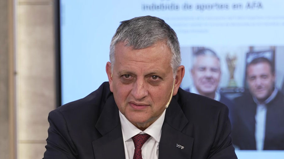 El presidente de YPF asegur&oacute; que "si el barril de petr&oacute;leo se mantiene en USD 100, la nafta va a subir"