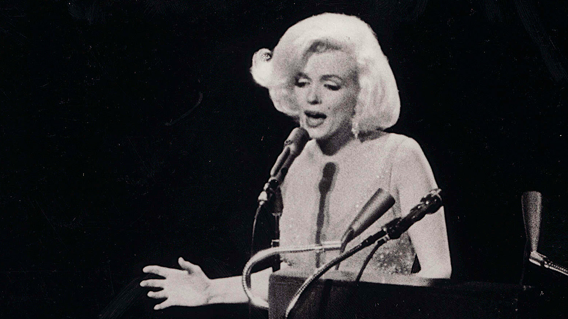 Un amor clandestino y un vestido que la hacía parecer desnuda: la noche que  Marilyn soñó con enamorar a Kennedy para siempre - Infobae, image size:1920x1080