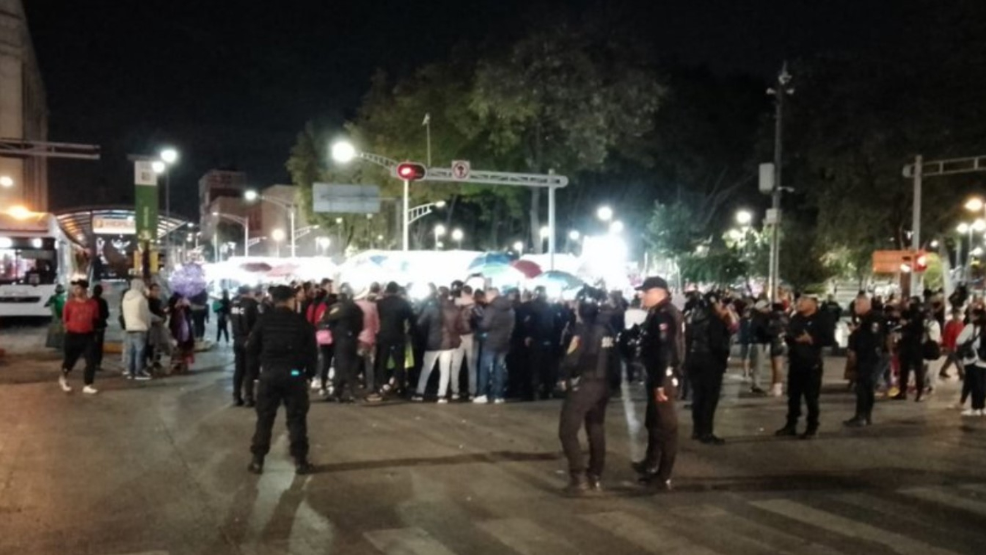 Previo a Marcha de AMLO, comerciantes se enfrentaron a policías de la CDMX por desalojo de la Alameda Central