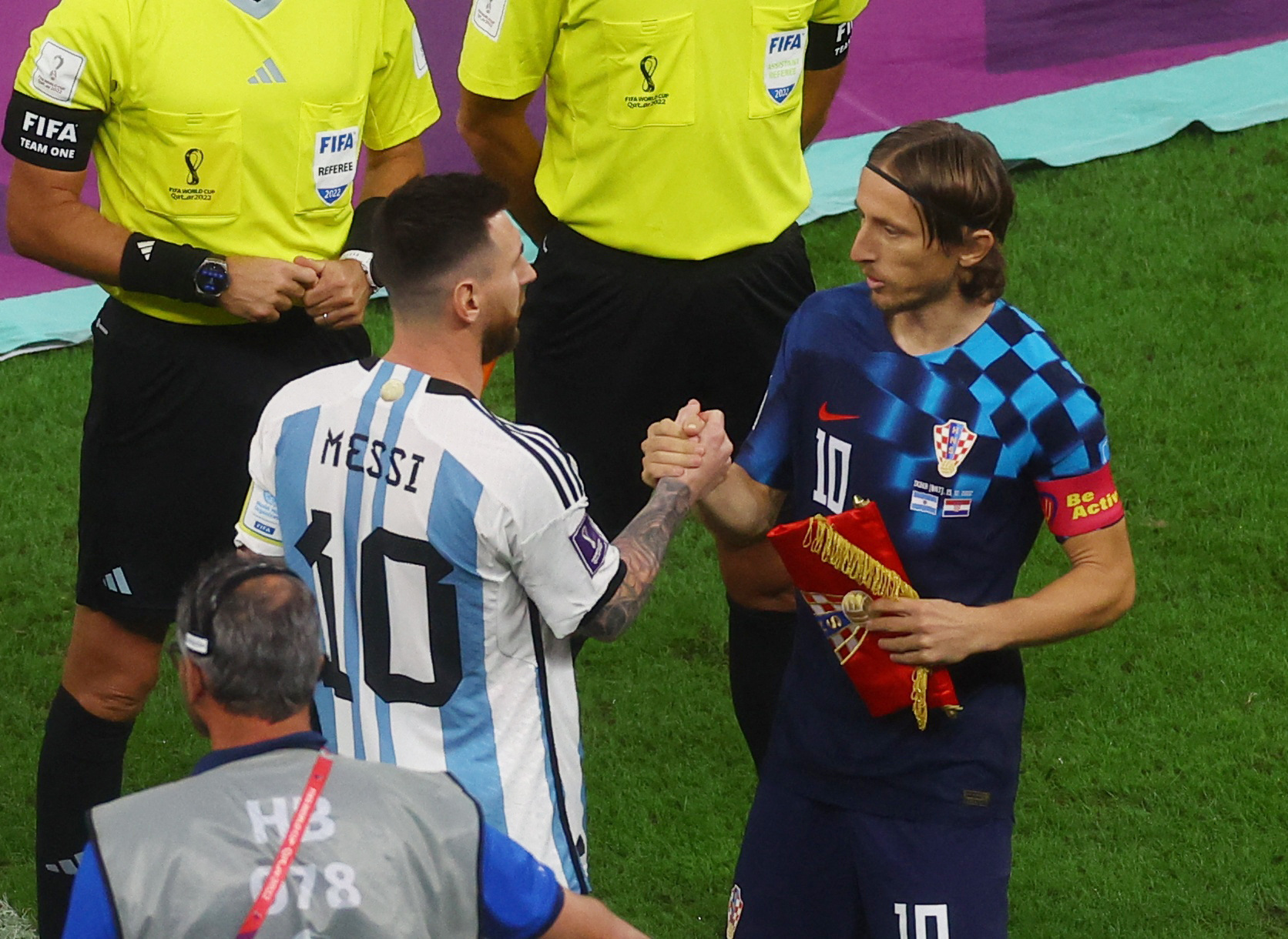 El saludo de los capitanes y máximas figuras de cada equipo, Lionel Messi y Luka Modric 