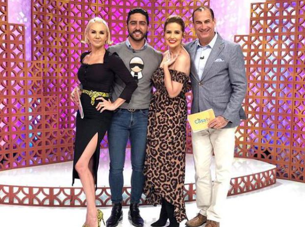 Michelle Vieth and 'El Potro' made their relationship official on the program 'Tu casa TV' Photo: Instagram/@TucasaTv