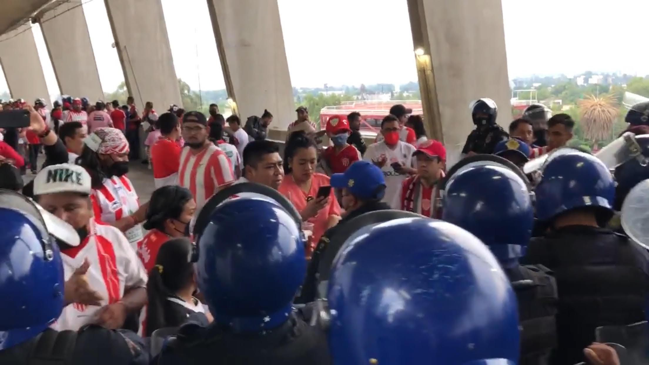Policía desalojó a presuntos barristas durante el Cruz Azul vs Necaxa en el Estadio Azteca