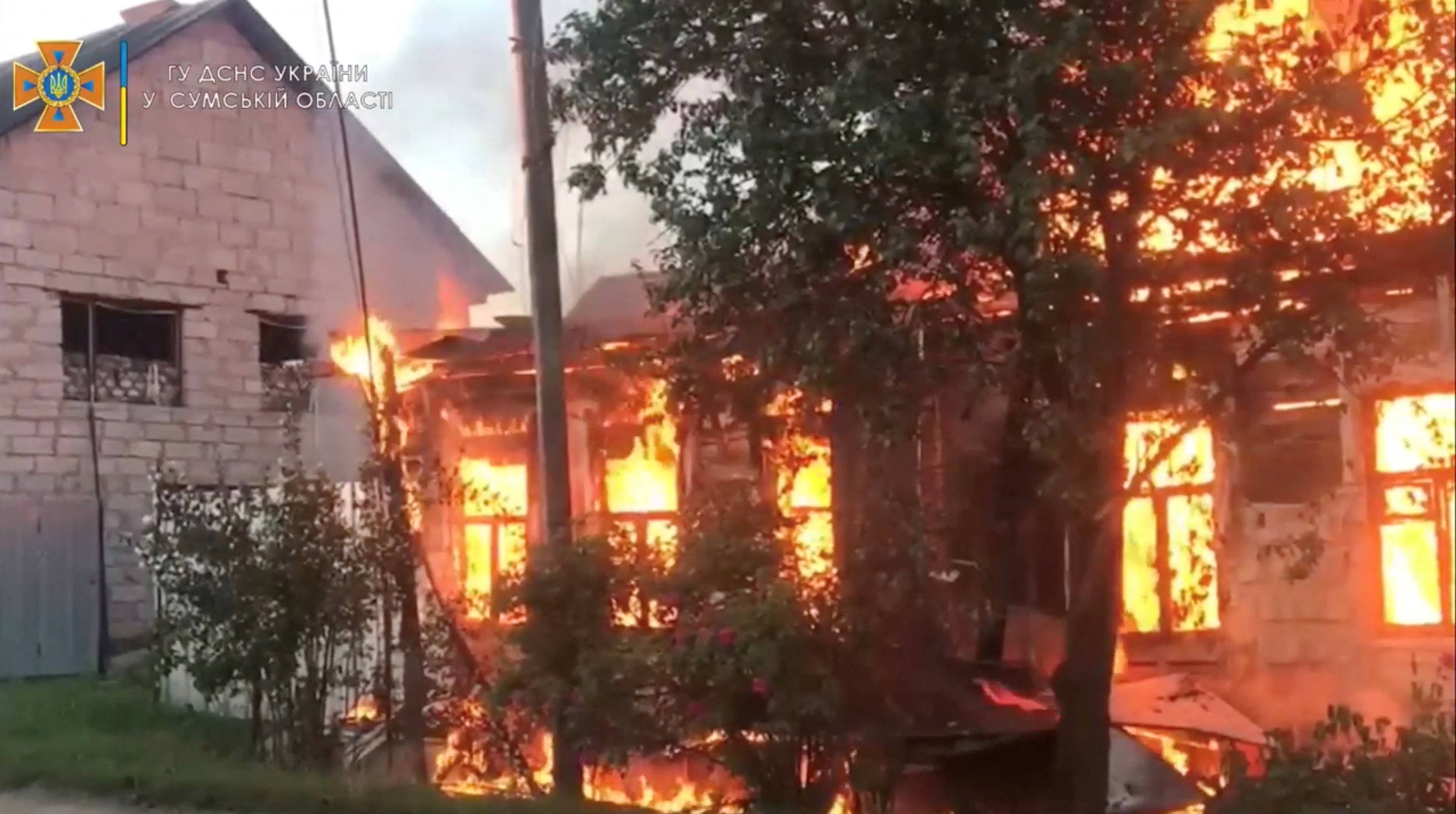 Tras los intensos bombardeos, varios edificios sufrieron incendios. Servicio Estatal de Emergencias de Ucrania/Folleto a través de REUTERS
