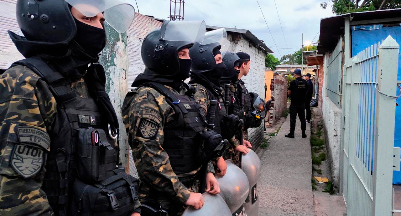 A gang of women drug traffickers fell in Llavallol: there are nine detainees 3 The police officers who carried out the raids