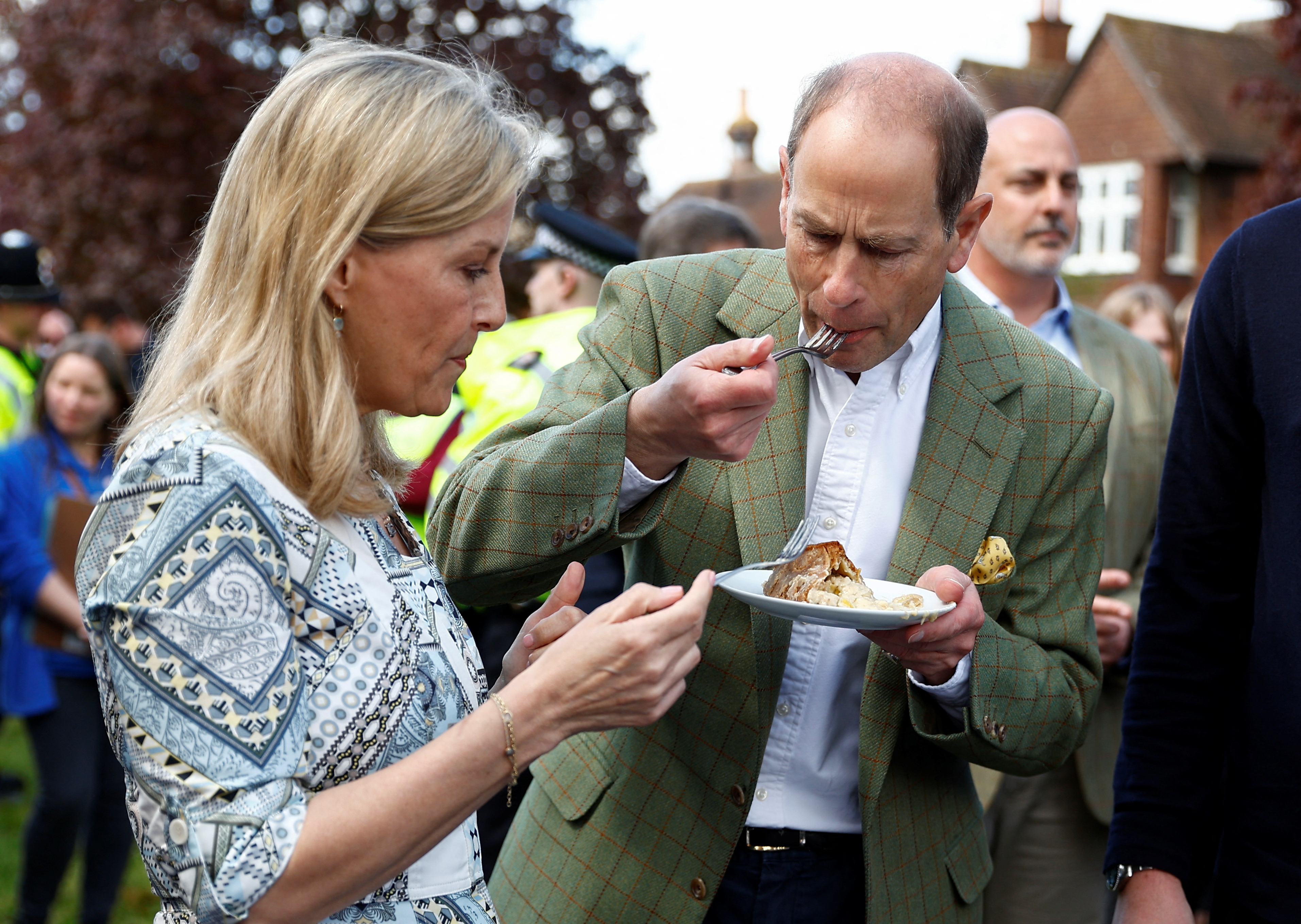El príncipe Eduardo de Gran Bretaña, el duque de Edimburgo y Sophie, la duquesa de Edimburgo prueban un pastel de pollo de coronación. REUTERS/Peter Nicholls/Piscina
