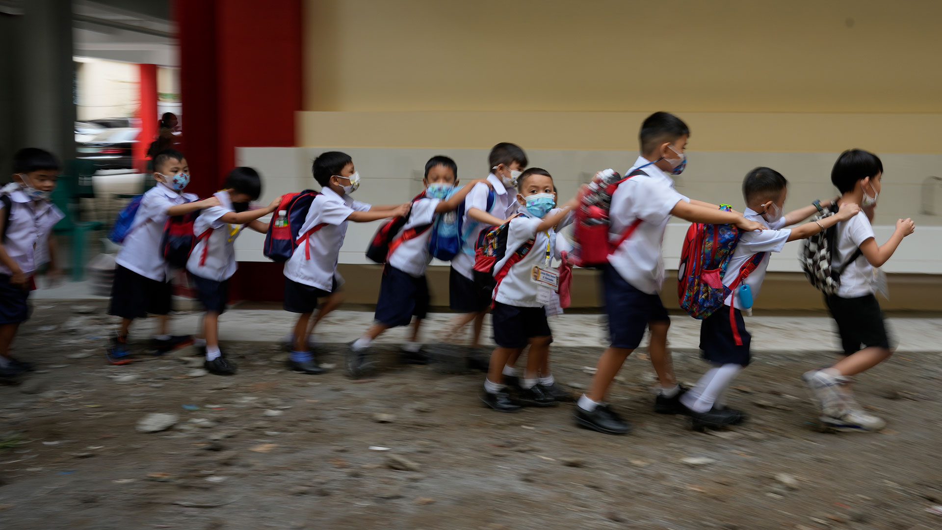 Los estudiantes hacen fila durante la apertura de clases en la Escuela Primaria San Juan en el área metropolitana de Manila, Filipinas, el lunes 22 de agosto de 2022.  (Foto AP/Aarón Favila)

