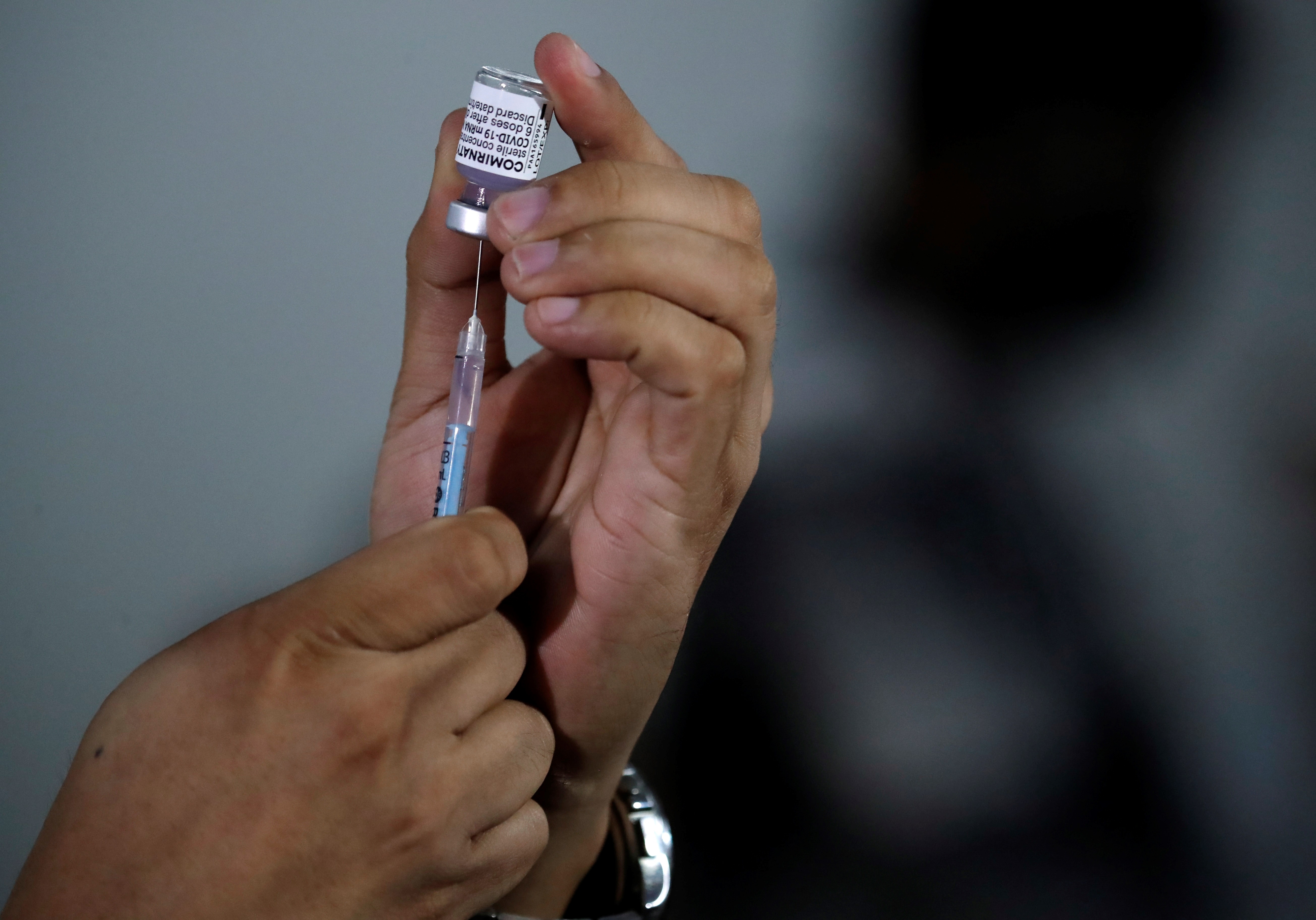 El Gobierno de Perú confirmó este lunes que "en los próximos días" recibirá dos millones de dosis de vacunas del laboratorio Pfizer donadas por el de Estados Unidos. EFE/EPA/FRANCIS R. MALASIG/Archivo
