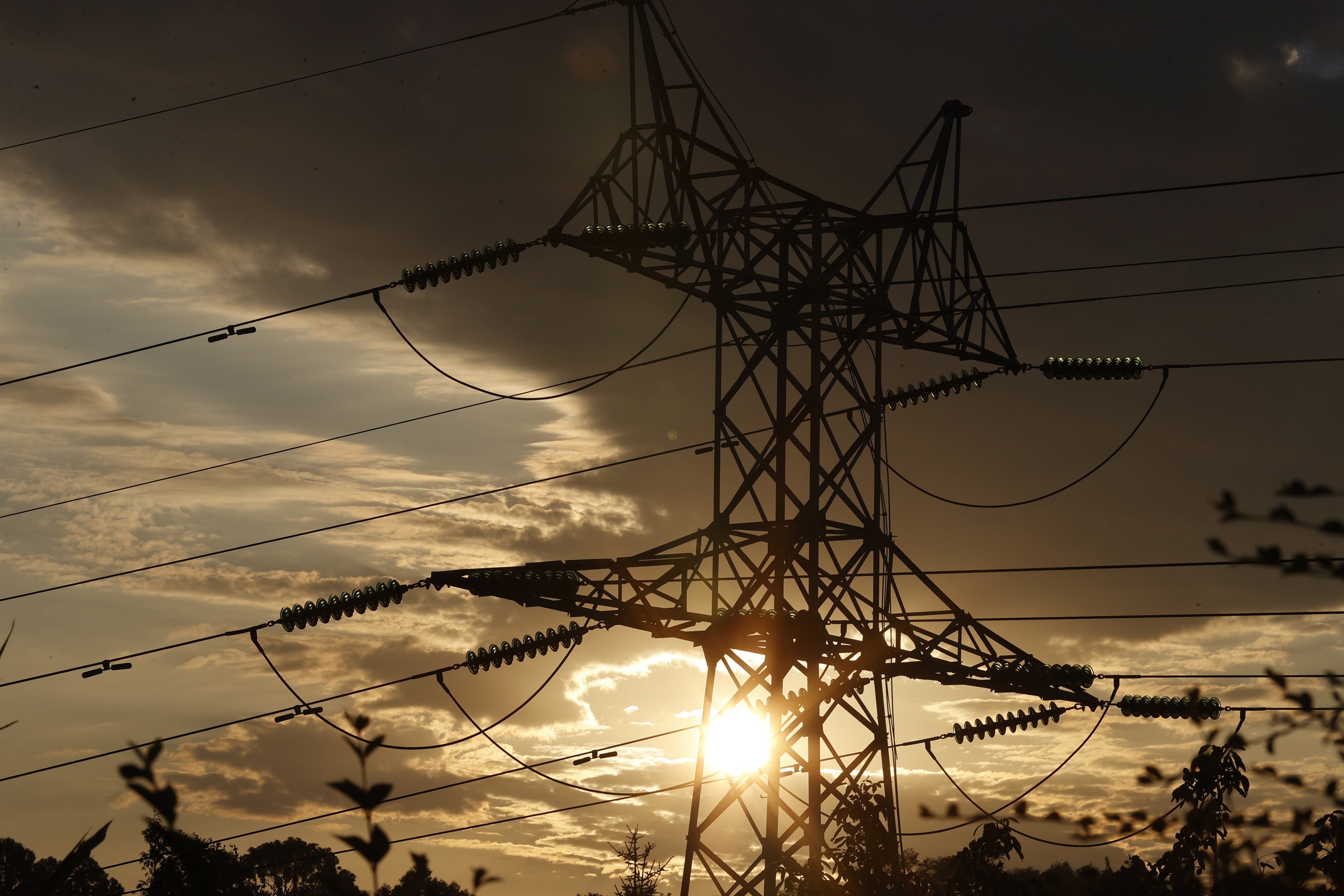 La reforma de AMLO plantea que la paraestatal Comisión Federal de Electricidad tenga el 54% del control del mercado (Foto: EFE)
