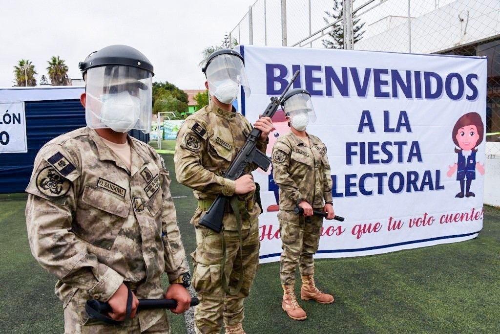 Personal militar durante las elecciones presidenciales en Perú (Europa Press)