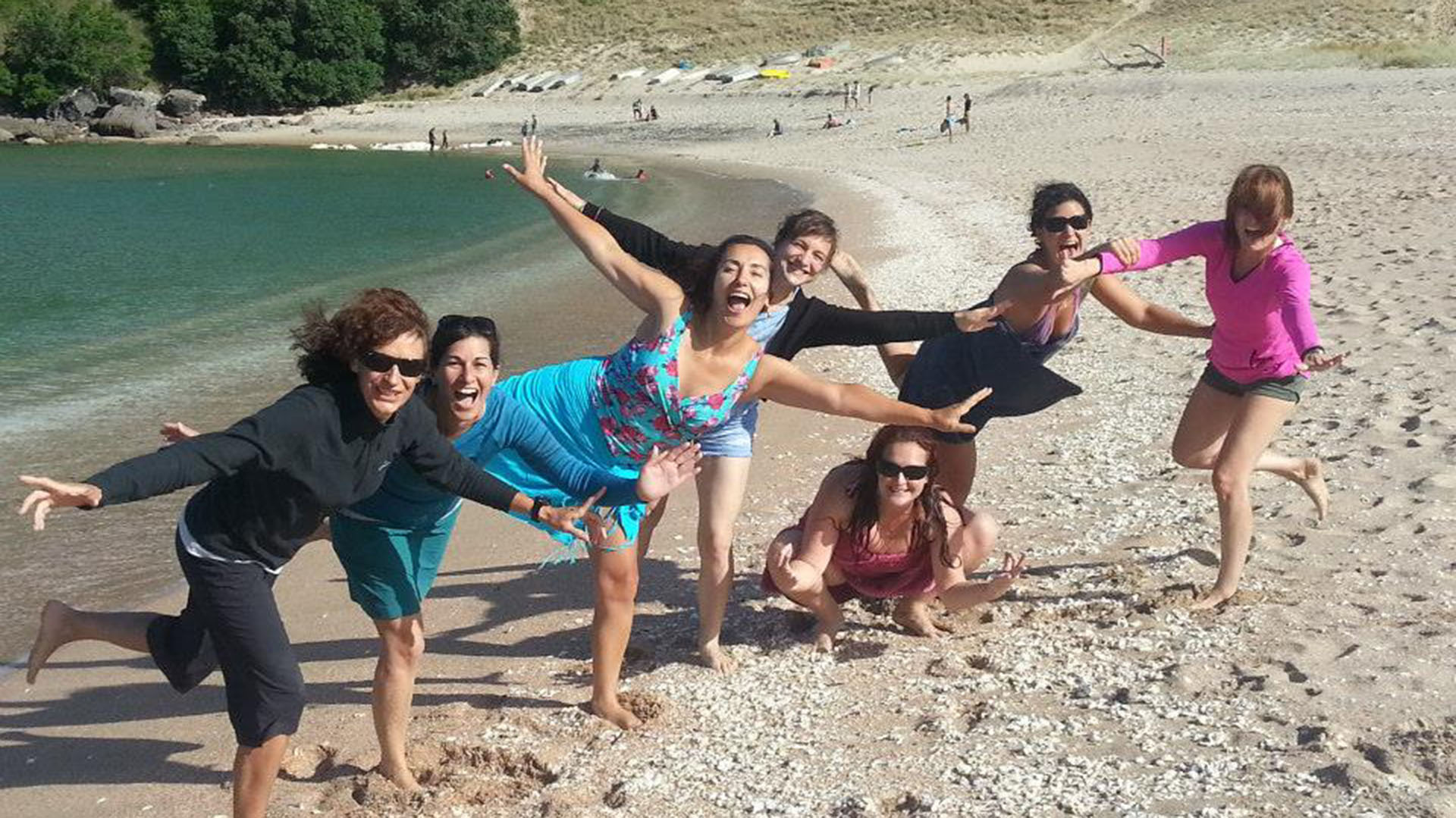 Gabriela ( la cuarta desde la izquierda) en la playa con amigas